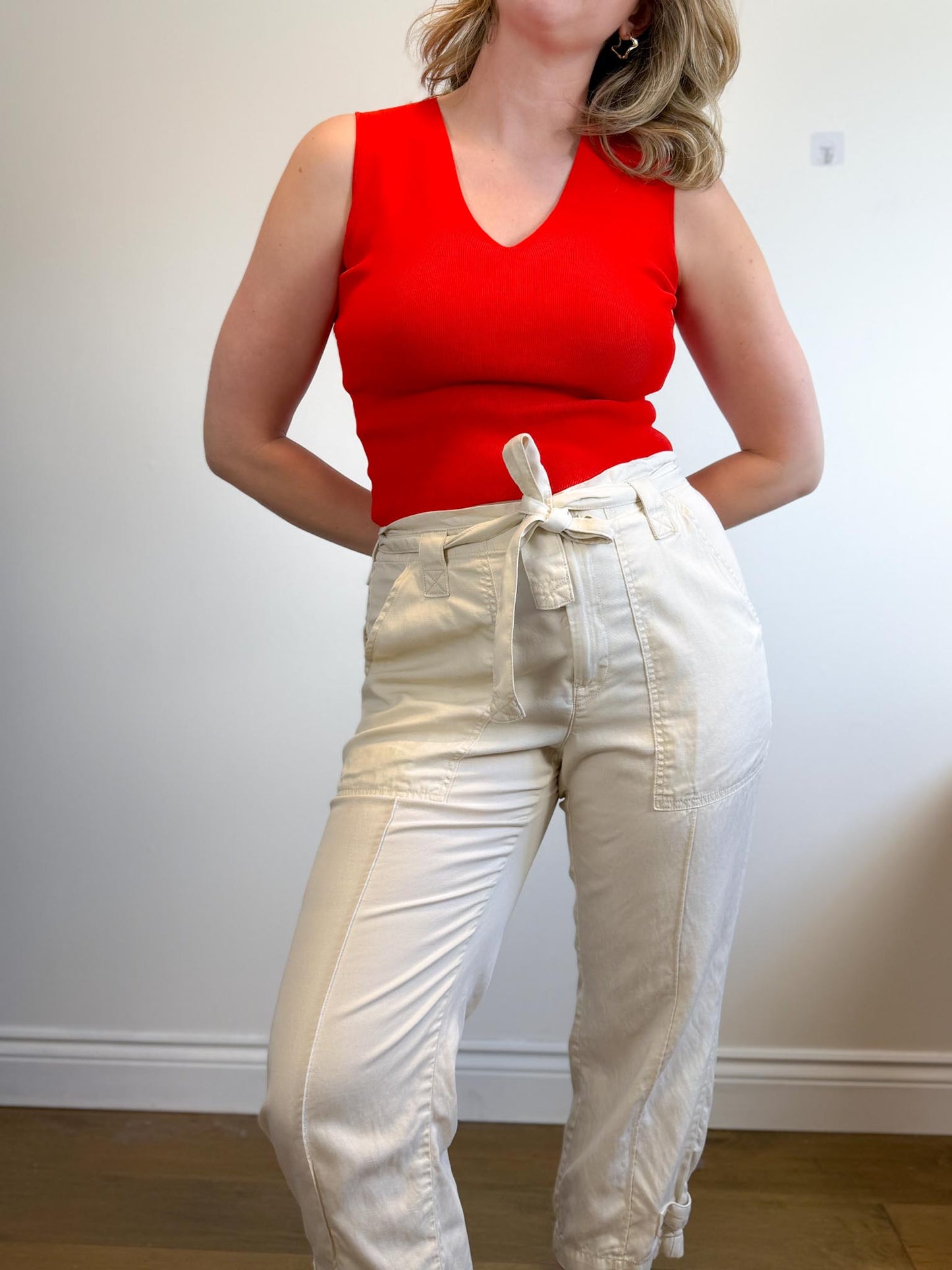Banana Republic High Rise Cropped Cargo Pants in Cream (Size 12)