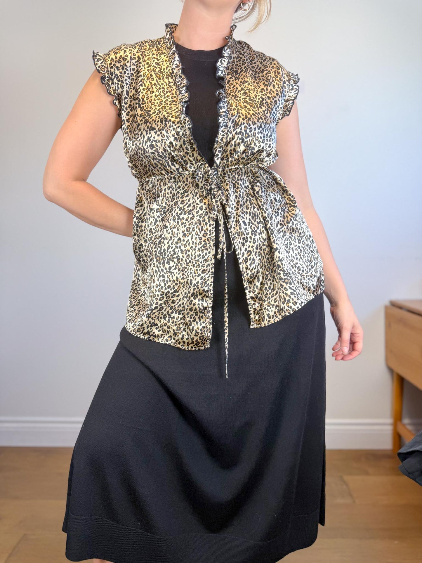 Vintage Leopard Print Blouse with Front Tie (Size L)