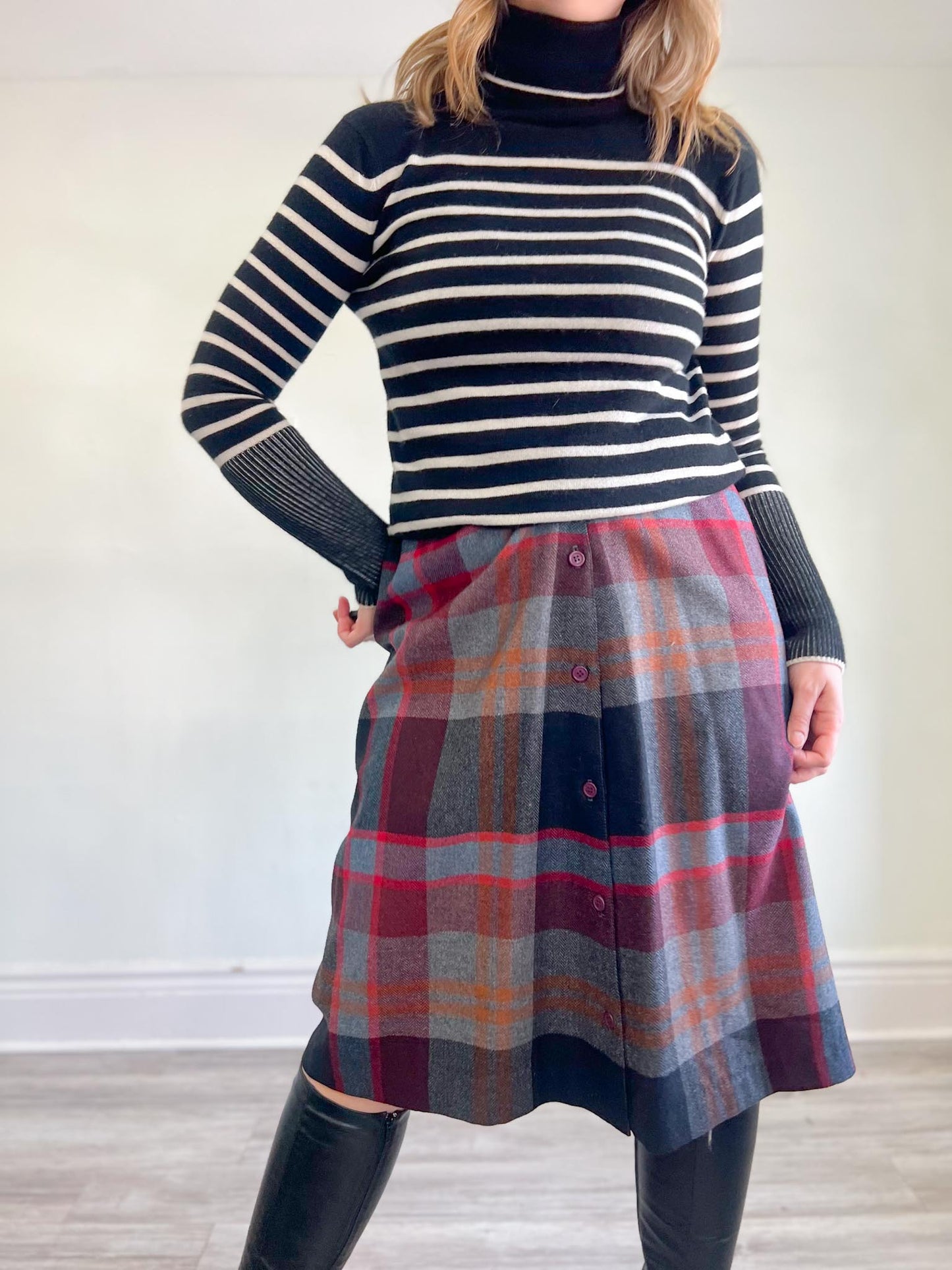 Vintage Plaid Wool Skirt in Black/Red/Grey (Size S)