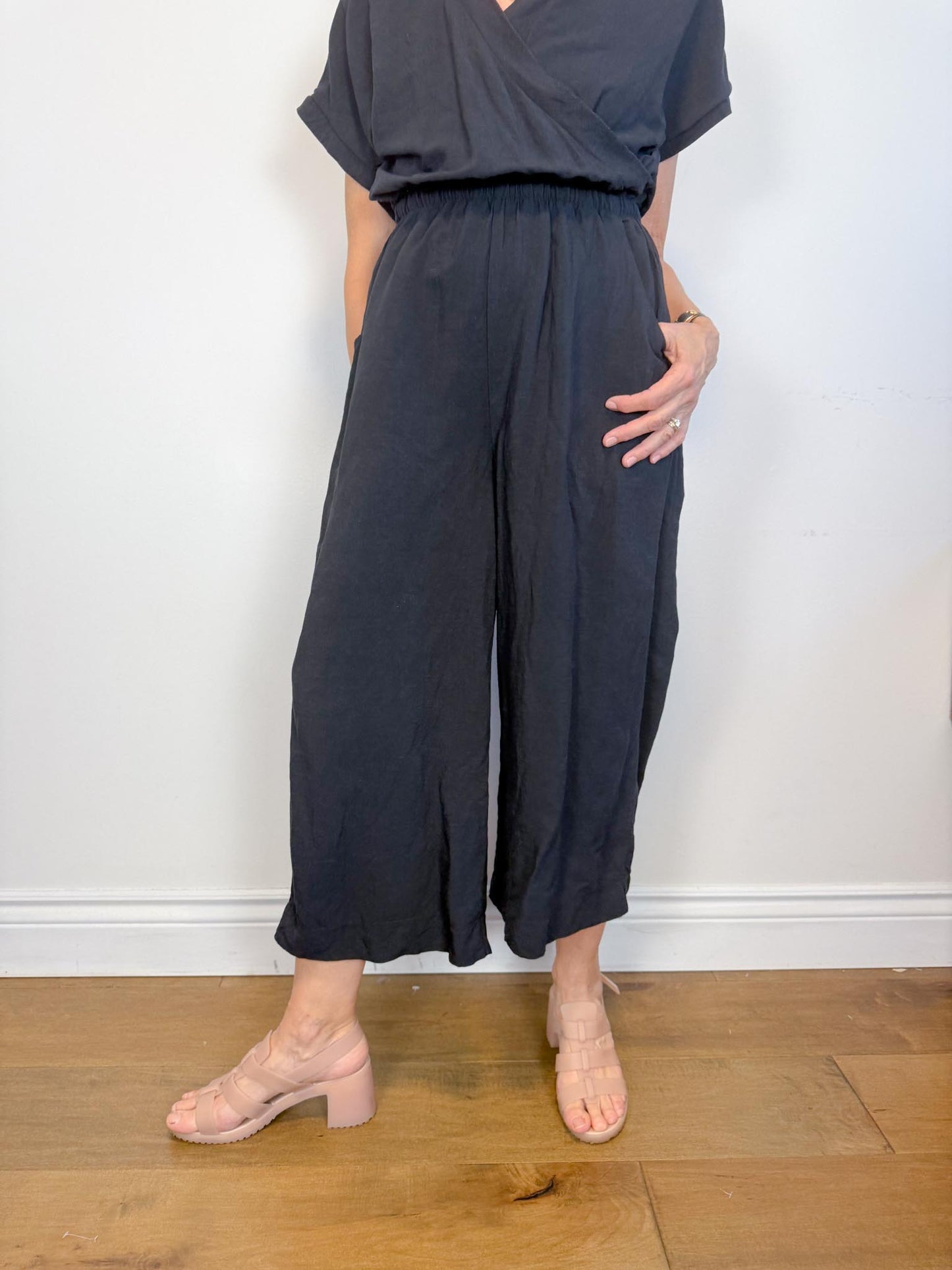 Melow Slow Fashion "Elka Jumpsuit in Black" (Size XS/S)