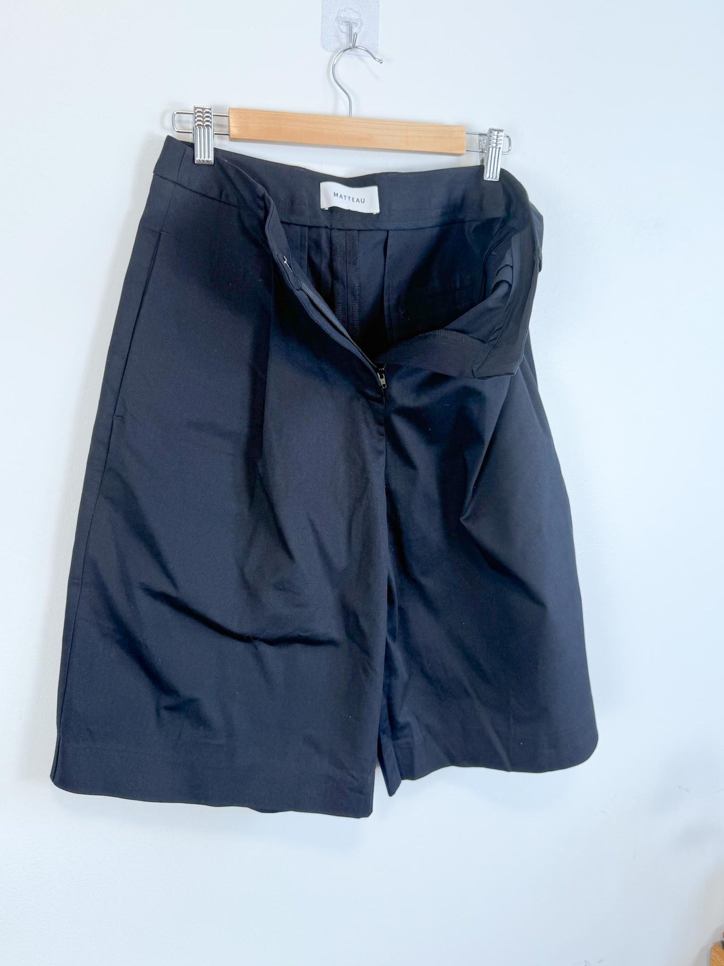 MATTEAU Designer "Long Chino Short in Black" (Size 6)