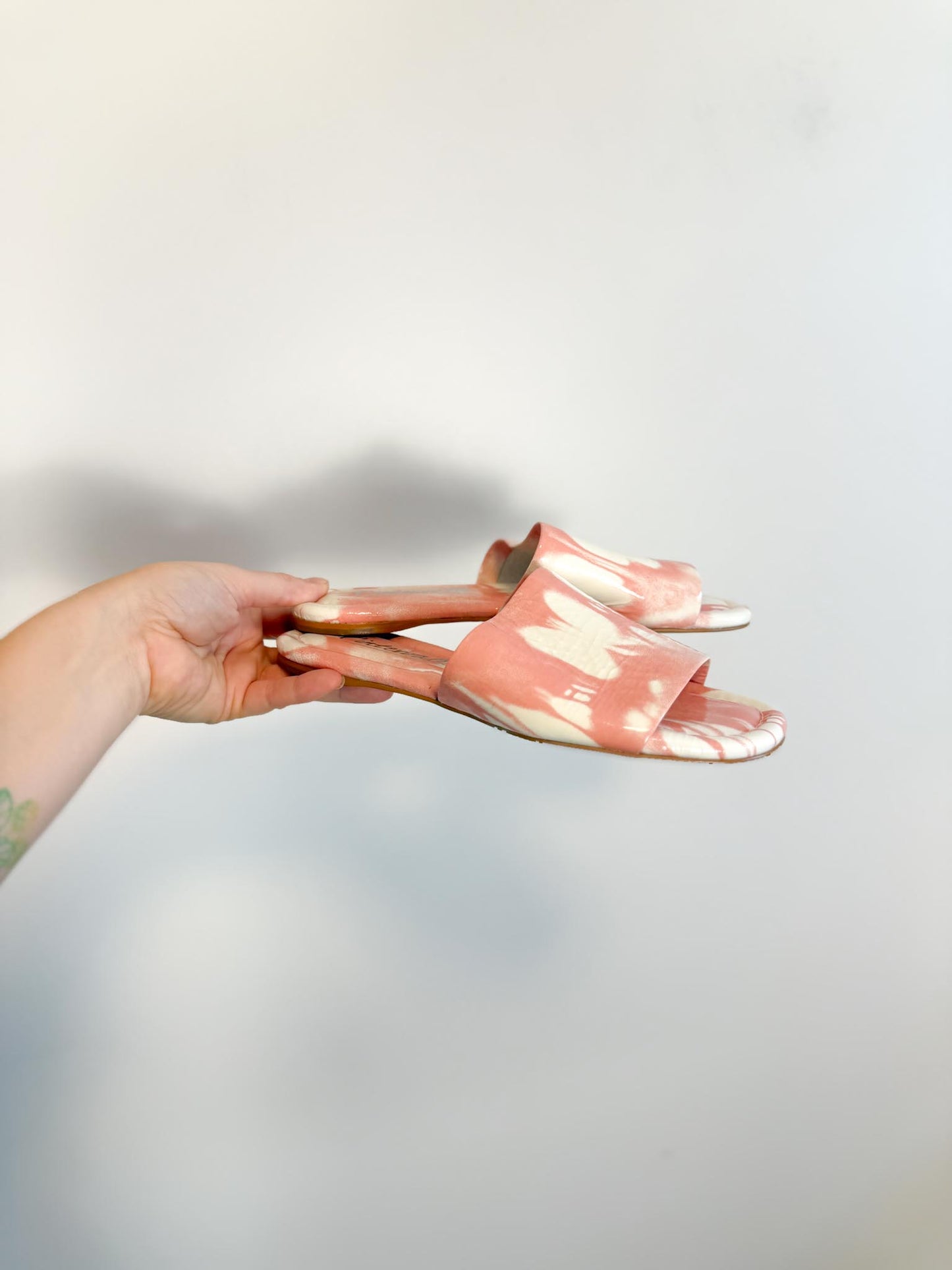 L’Intervalle "Lupe Pink Tie Dye Slides" (Size 7)