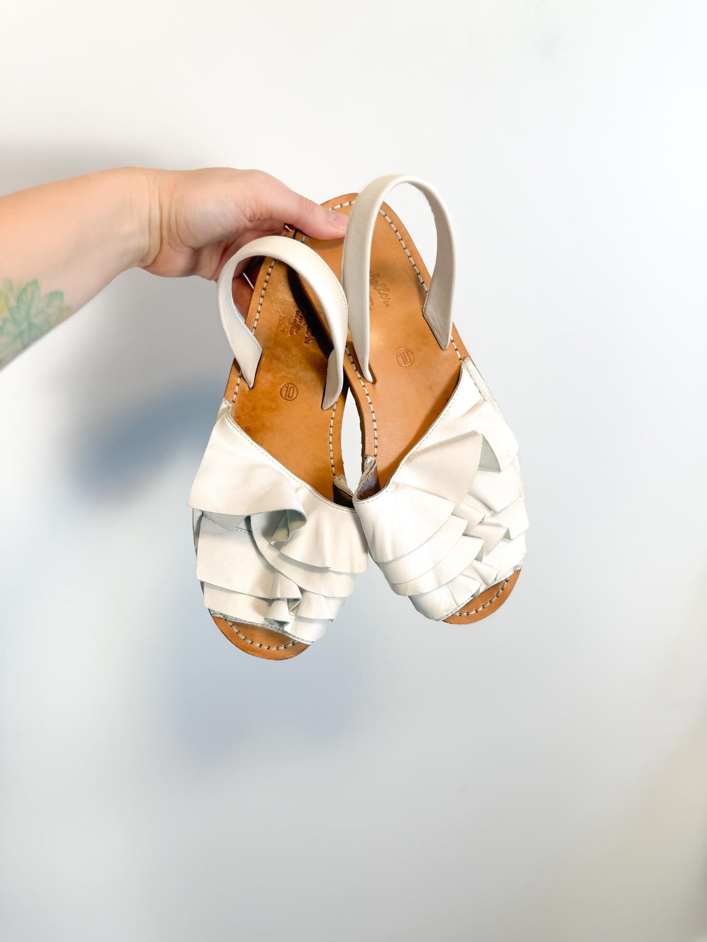 Seychelles "Peace of Mind Ruffle Sandals in White" (Size 10)