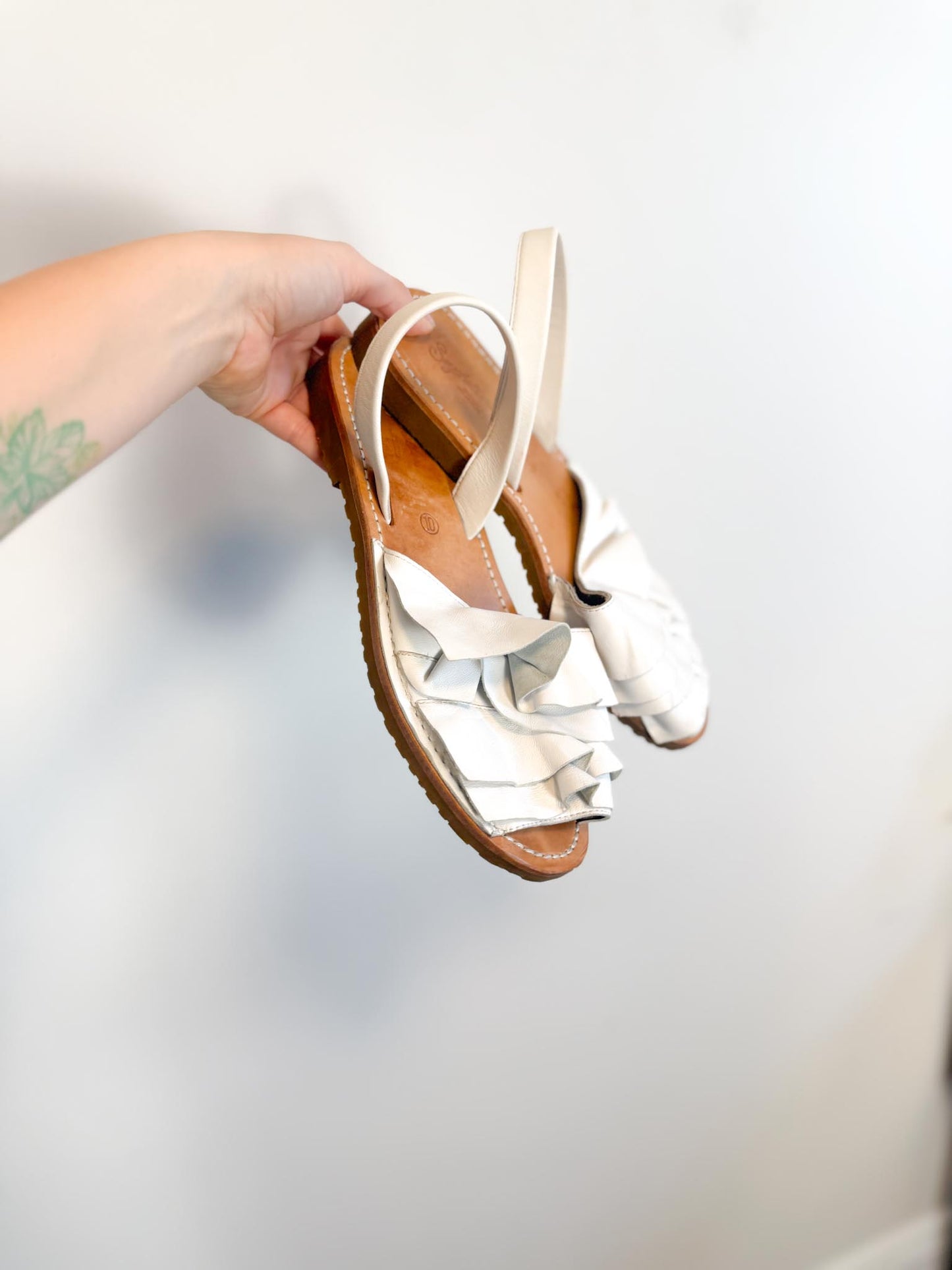 Seychelles "Peace of Mind Ruffle Sandals in White" (Size 10)