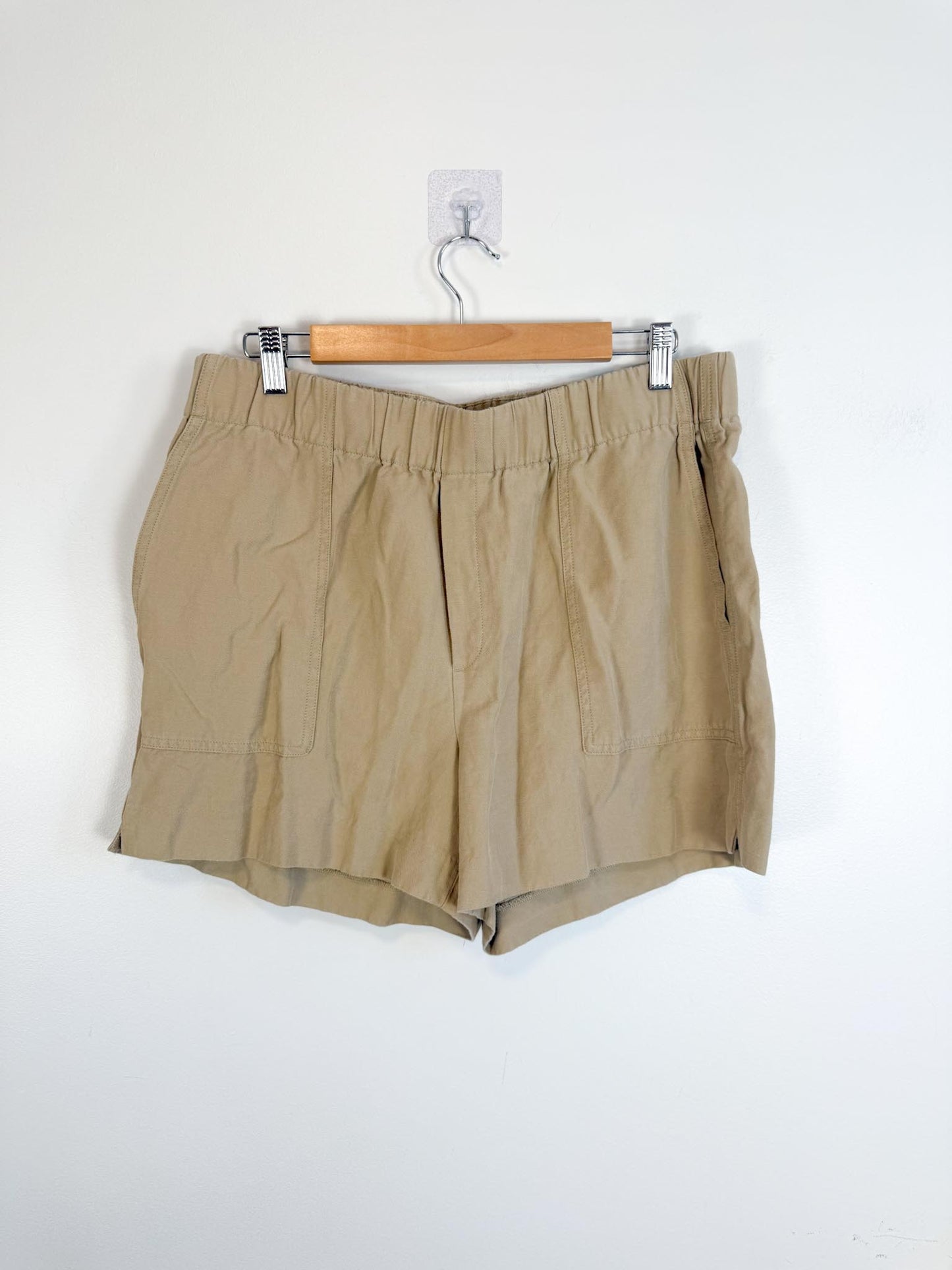 Banana Republic Shorts in Light Brown (Size L)