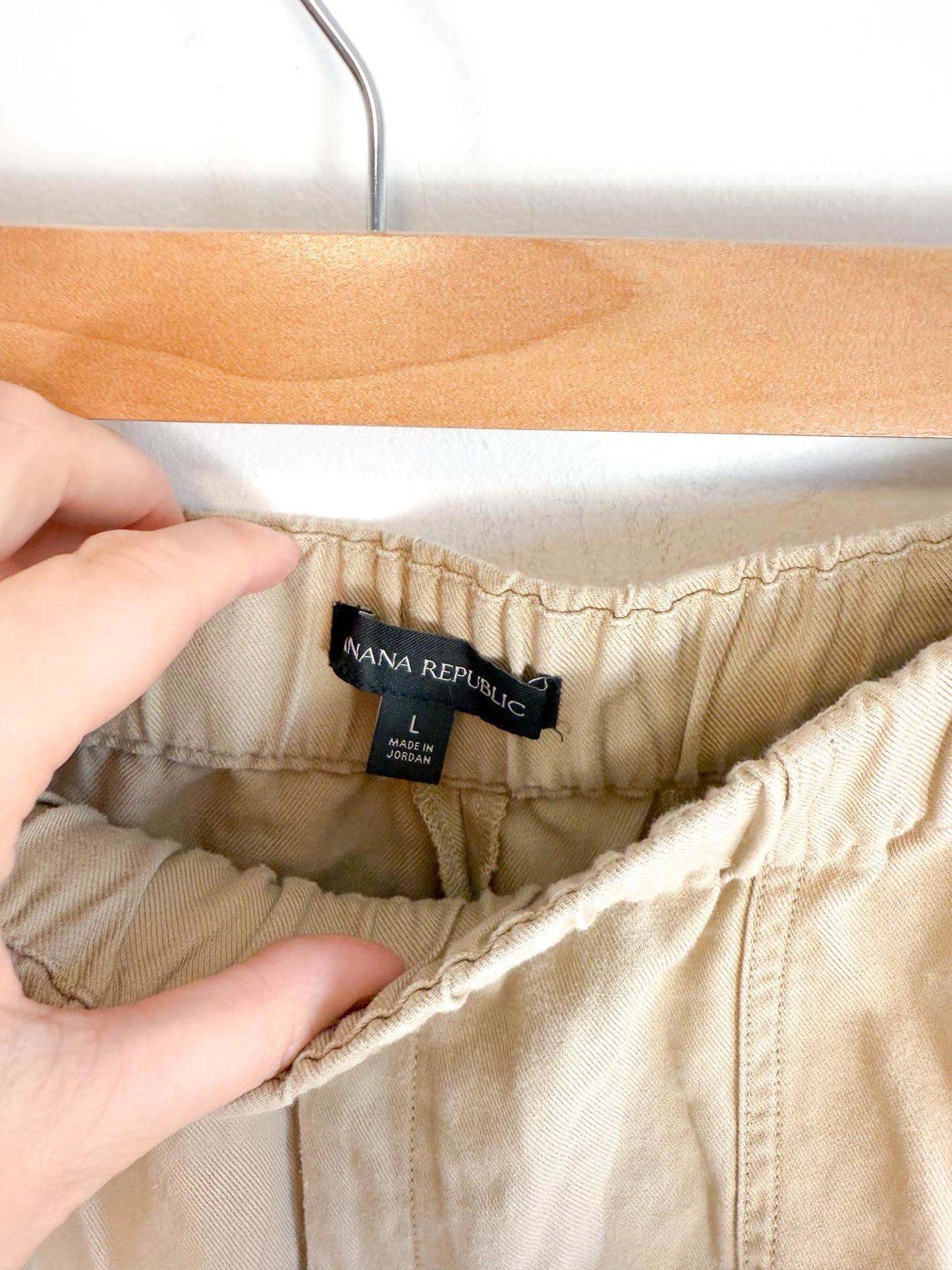 Banana Republic Shorts in Light Brown (Size L)