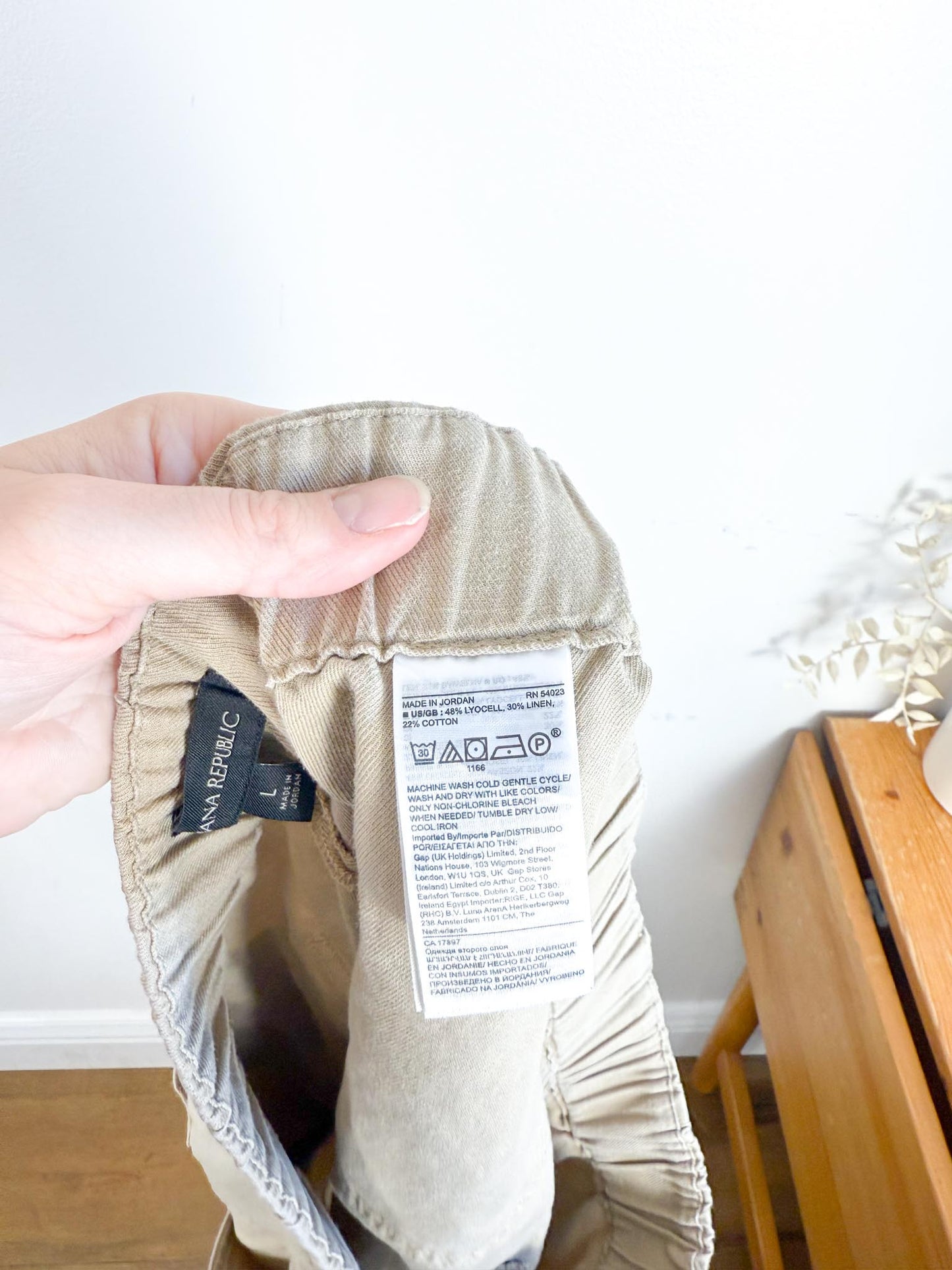 Banana Republic Shorts in Light Brown (Size L)