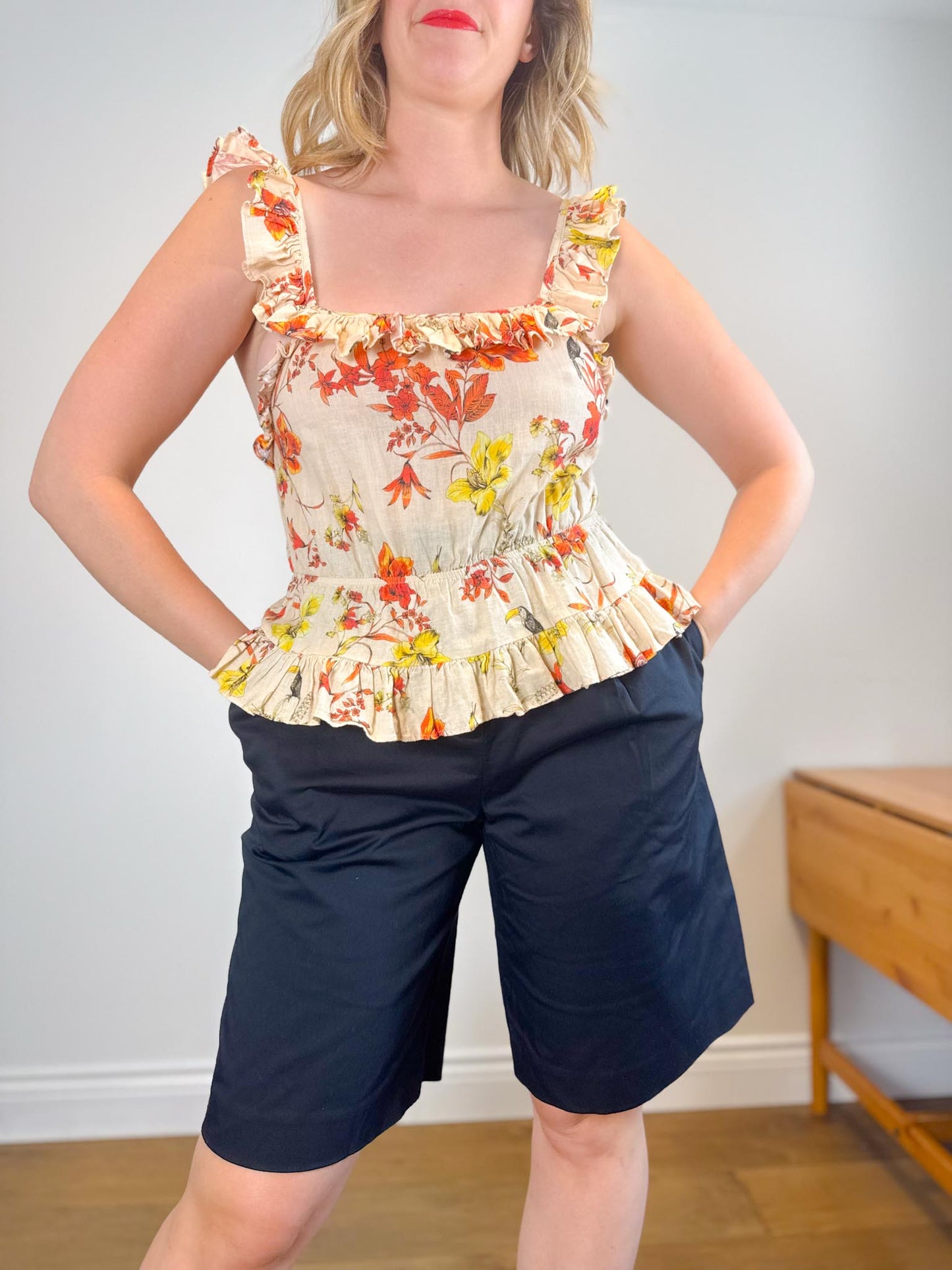 dRA Los Angeles Linen Ruffled Tank in Floral/Tucan Print (Size S)