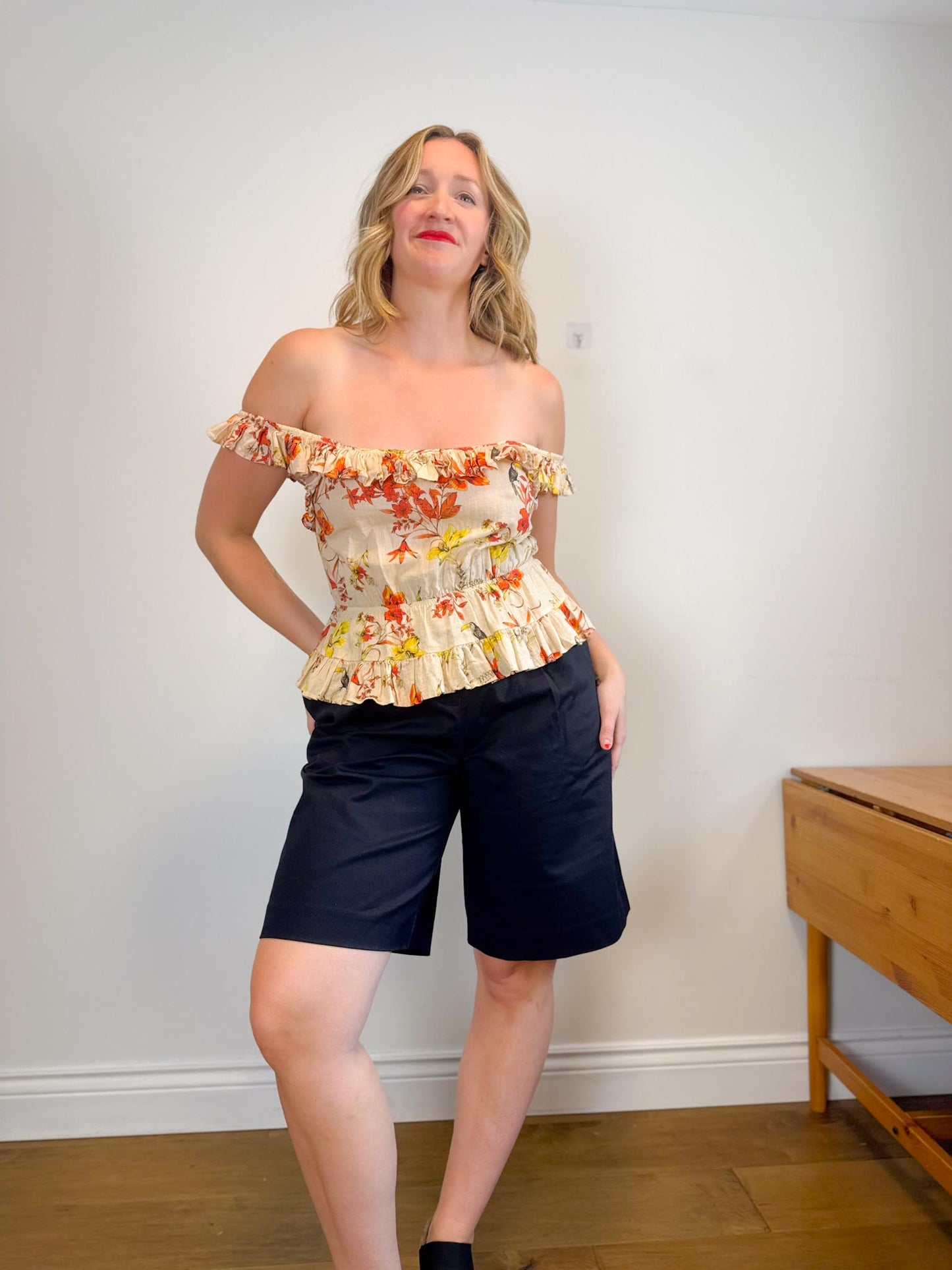 dRA Los Angeles Linen Ruffled Tank in Floral/Tucan Print (Size S)