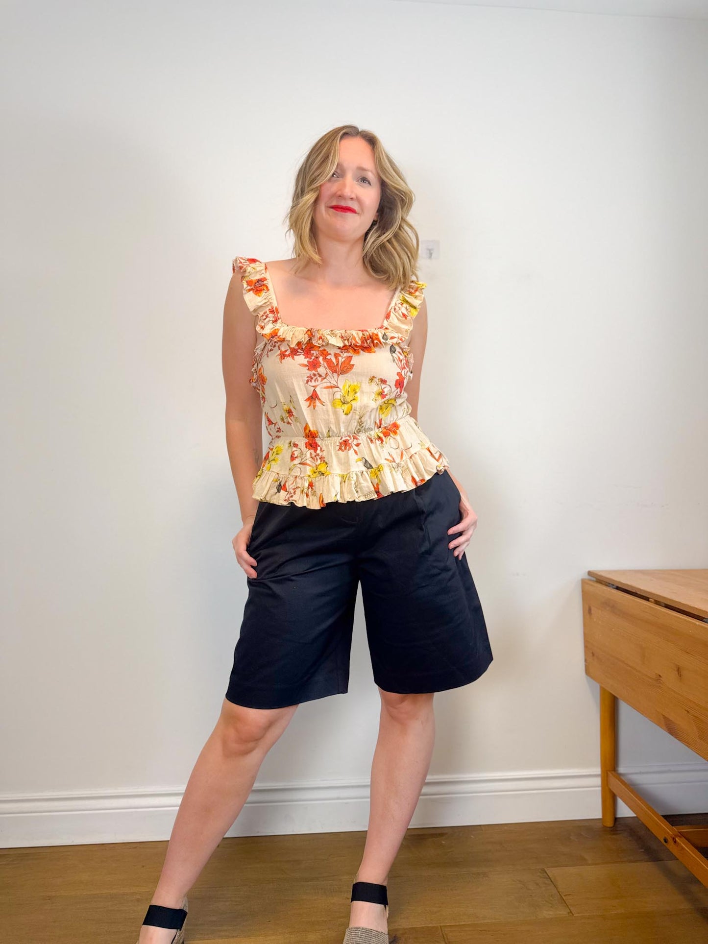 dRA Los Angeles Linen Ruffled Tank in Floral/Tucan Print (Size S)