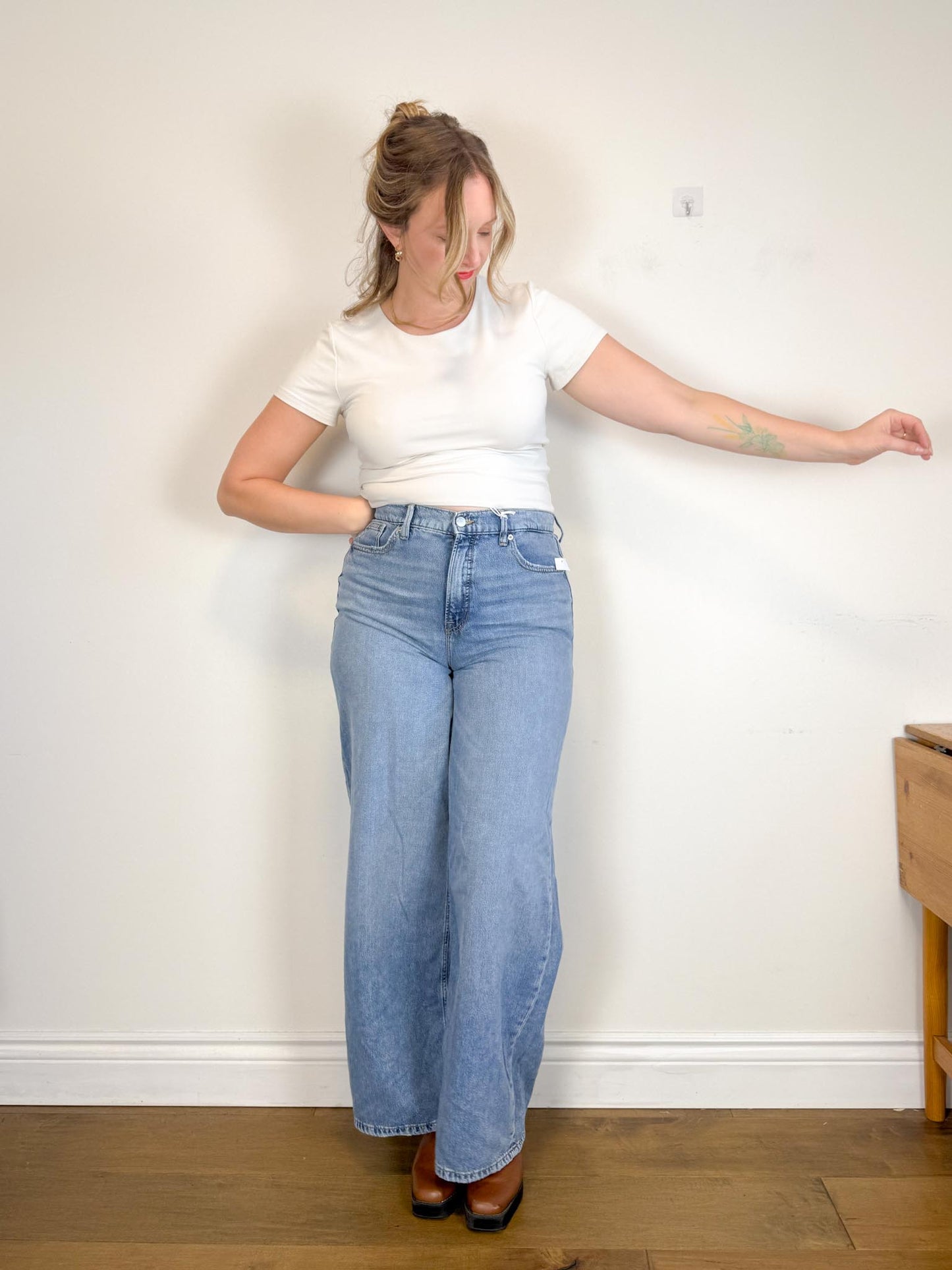 Good American "Good Standard Ease Jeans in Light Wash" NWT (Size 27)