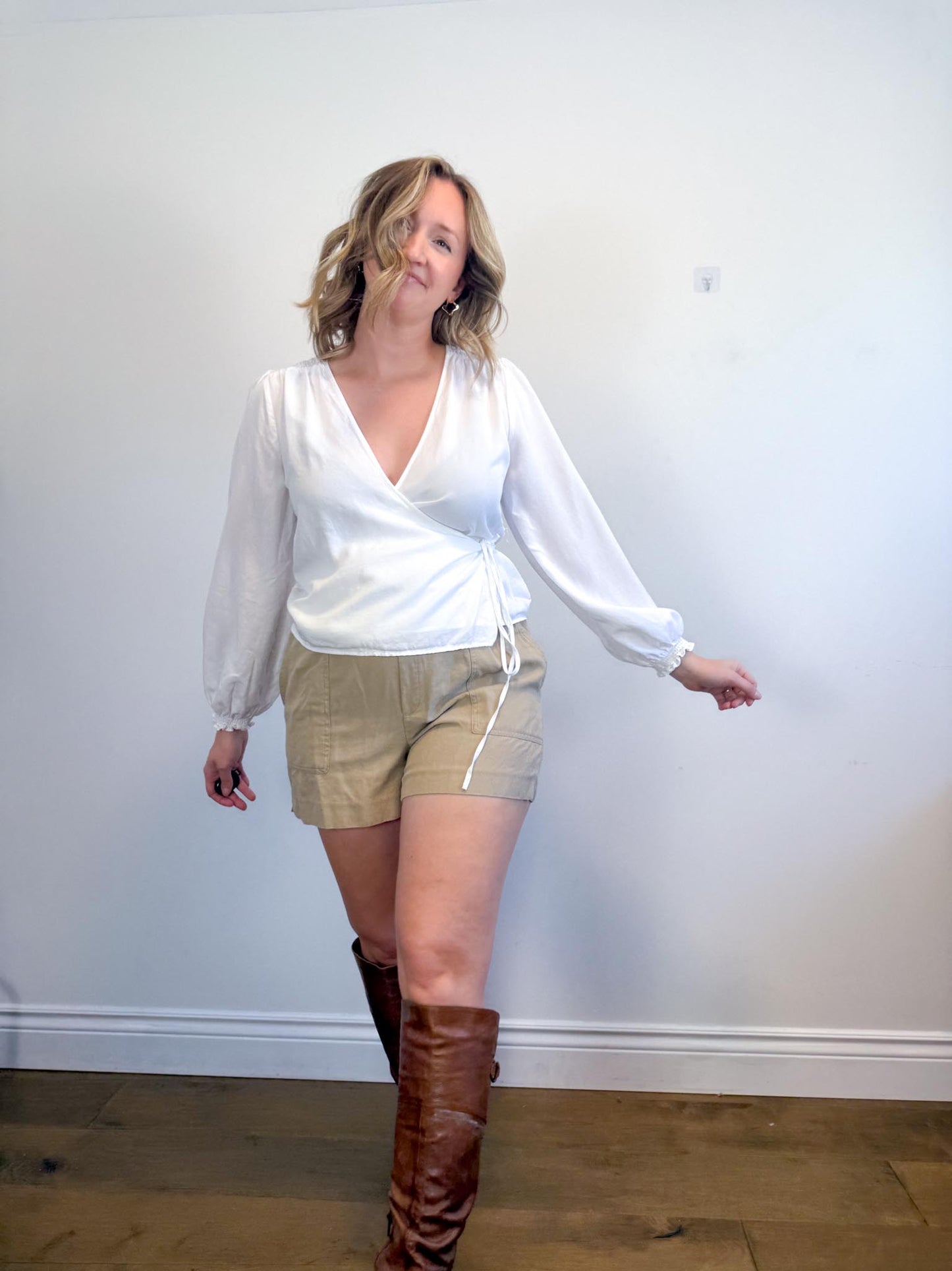 Banana Republic Shorts in Light Brown (Size L)