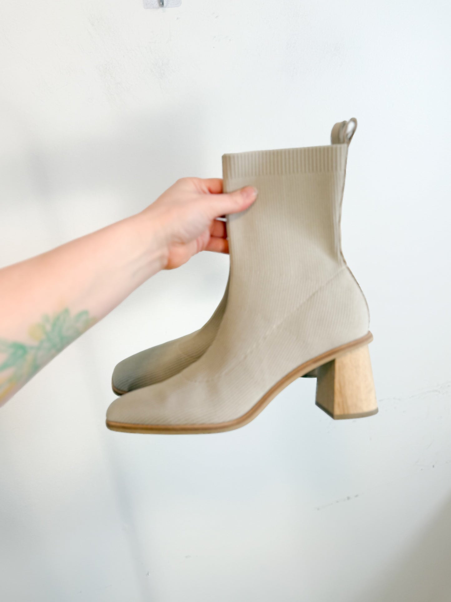 Dolce Vita Alaya Glove Bootie in Sand (Size 9.5)