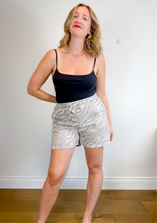 Sweaty Betty "Essential Shorts in Grey Zebra" (Size L)