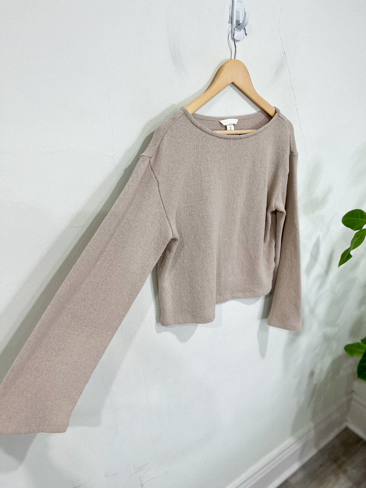 H&M Wide Arm Long Sleeve Cropped Tee in Beige (Size S)