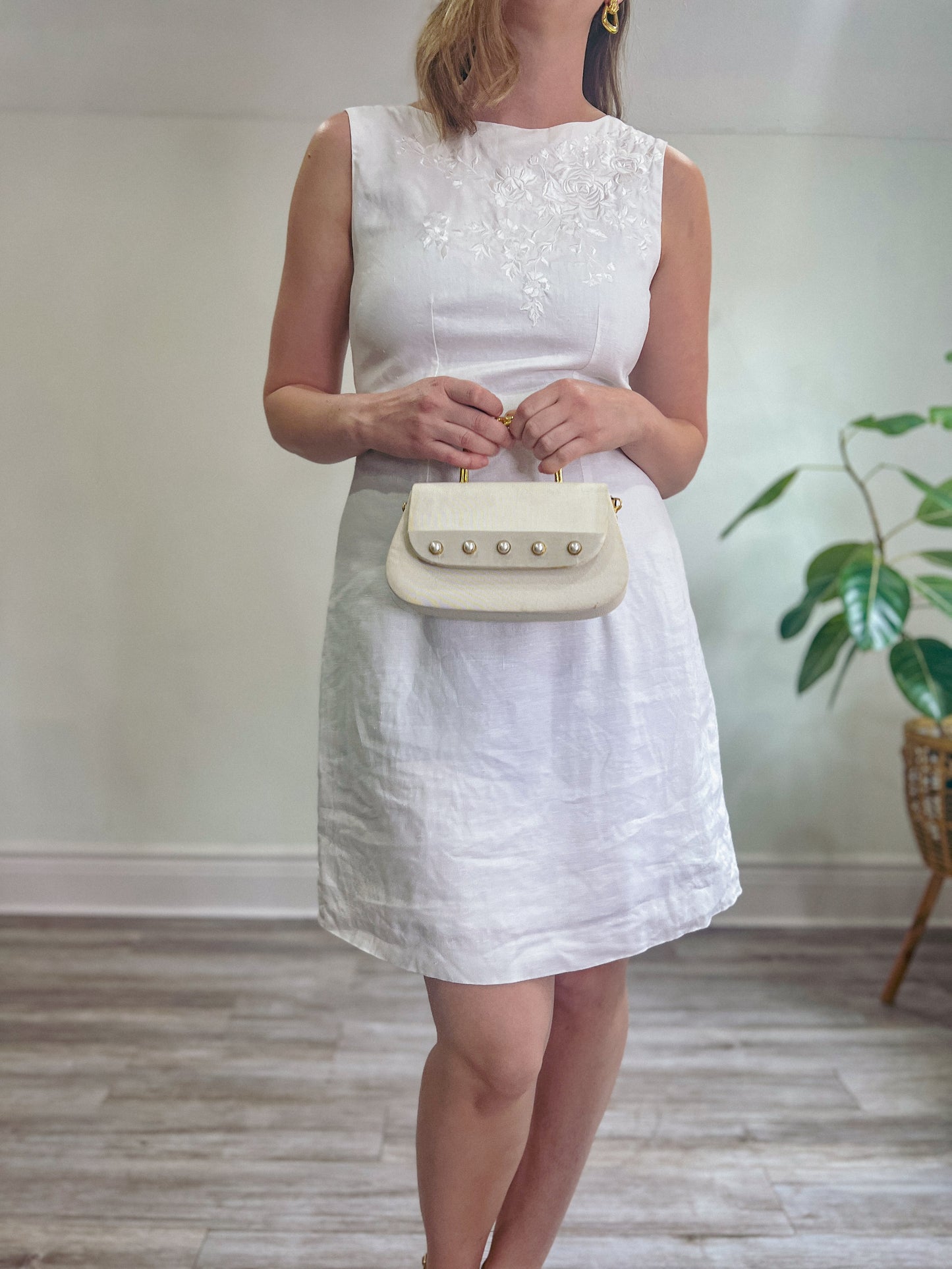 Vintage White Linen Dress with Floral Embroidery (Size M/L)