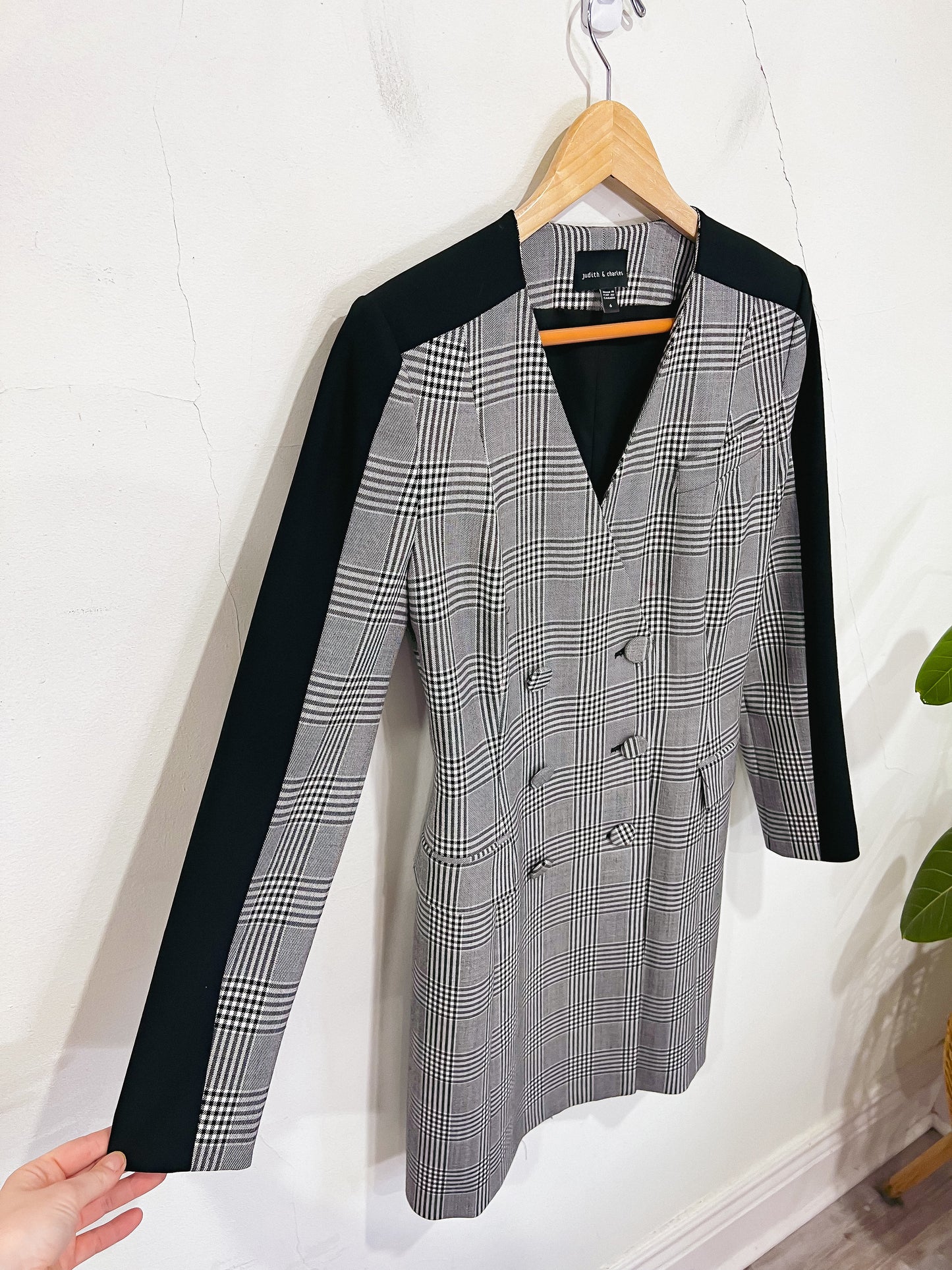 Judith & Charles Plaid Long Sleeve Blazer in Black/Grey (Size 6)