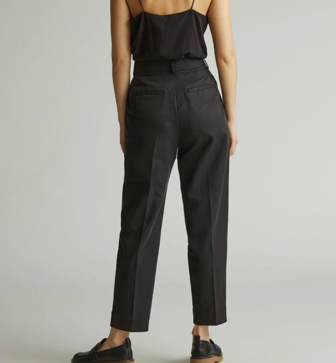 Everlane "The Draper Tapered Pants in Black" (Size 8)