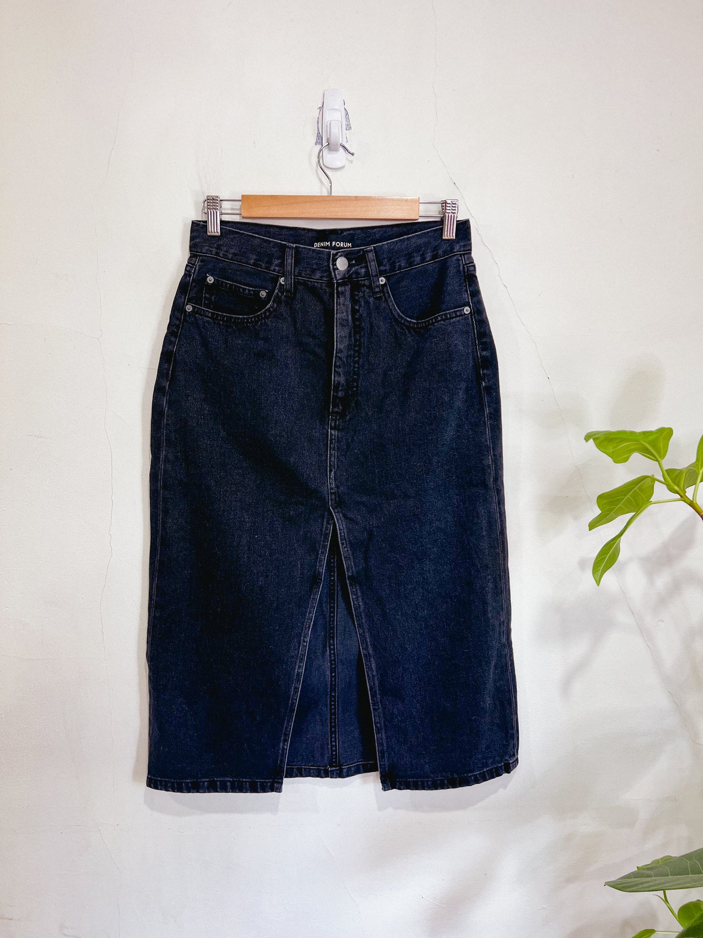 Denim Forum "The 90s Halle Denim Skirt" in Black Wash (Size 27)