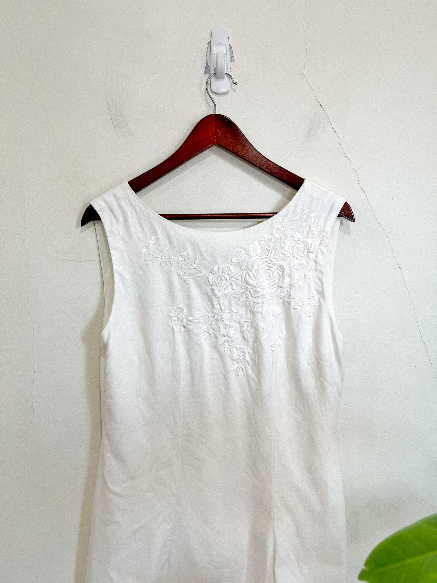 Vintage White Linen Dress with Floral Embroidery (Size M/L)