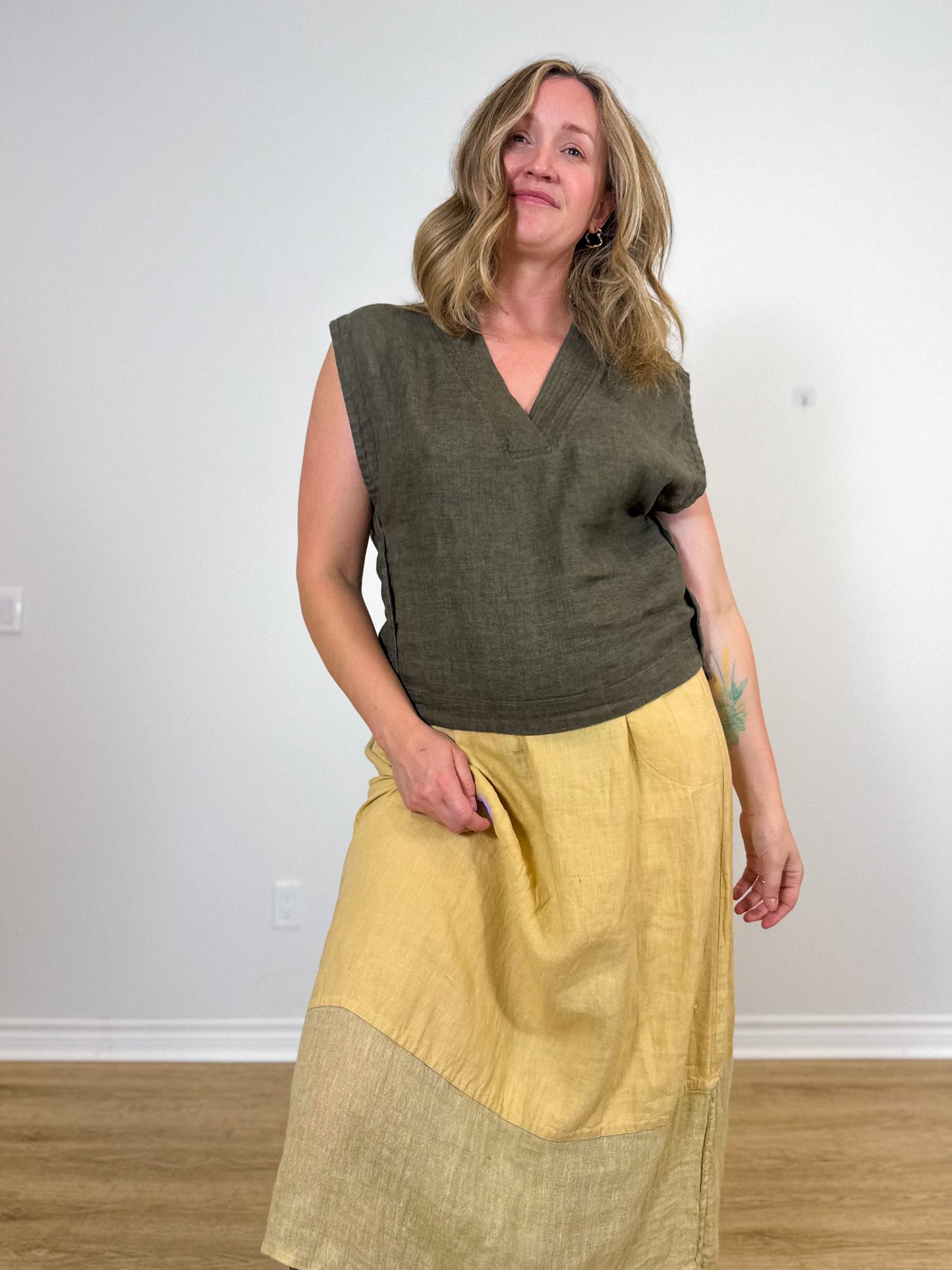 Banana Republic Linen Top in Dark Green (Size M)