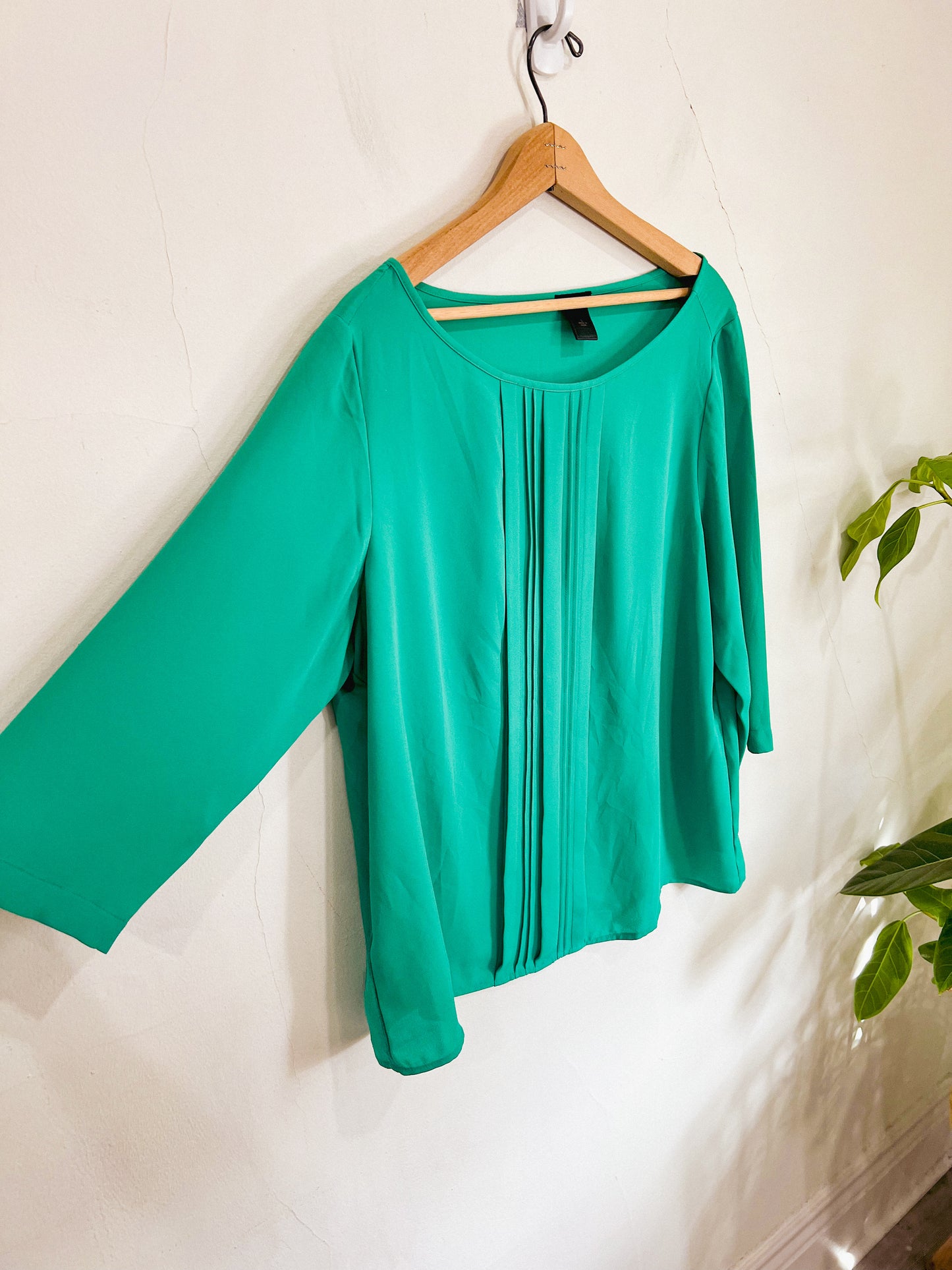 Ann Taylor 3/4 Sleeve Pleated Blouse in Emerald Green (Size L)