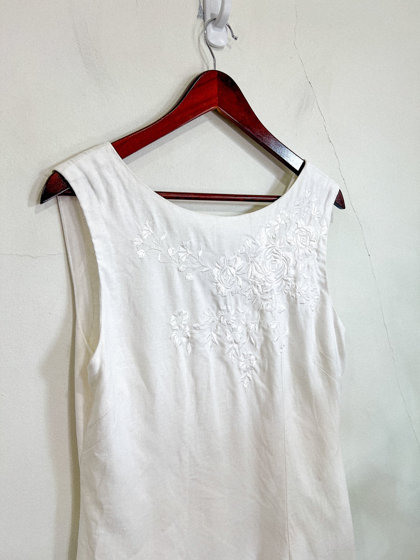 Vintage White Linen Dress with Floral Embroidery (Size M/L)