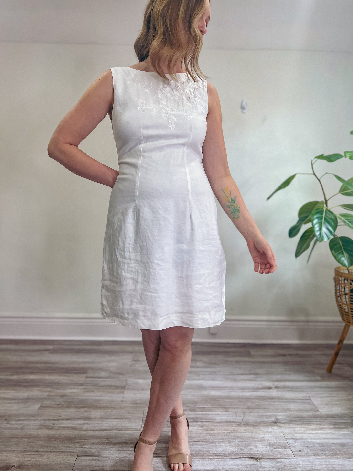 Vintage White Linen Dress with Floral Embroidery (Size M/L)