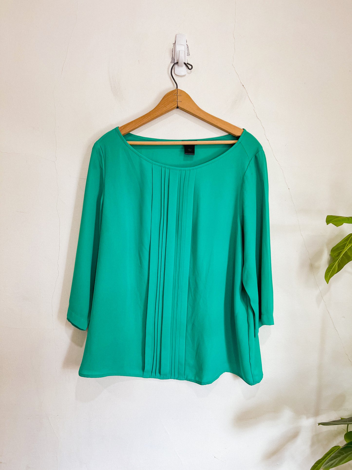 Ann Taylor 3/4 Sleeve Pleated Blouse in Emerald Green (Size L)