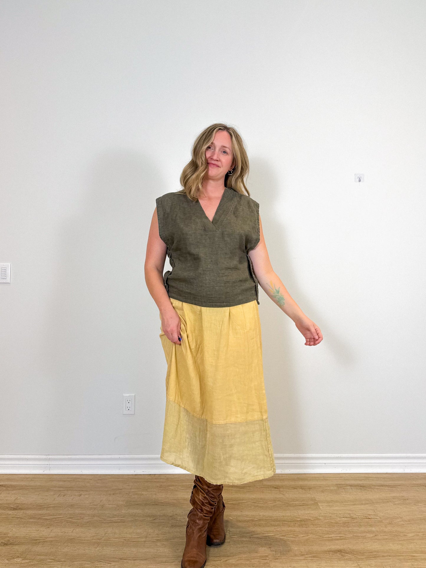 Banana Republic Linen Top in Dark Green (Size M)