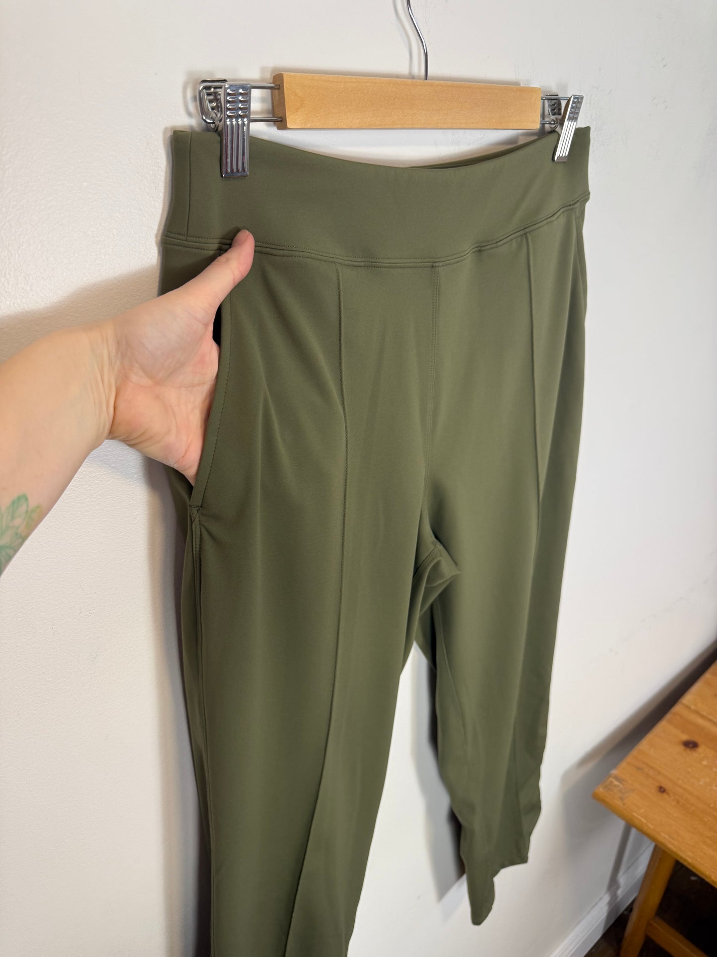 Kit & Ace "Bikra Pants  in Green" NWT (Size 8)