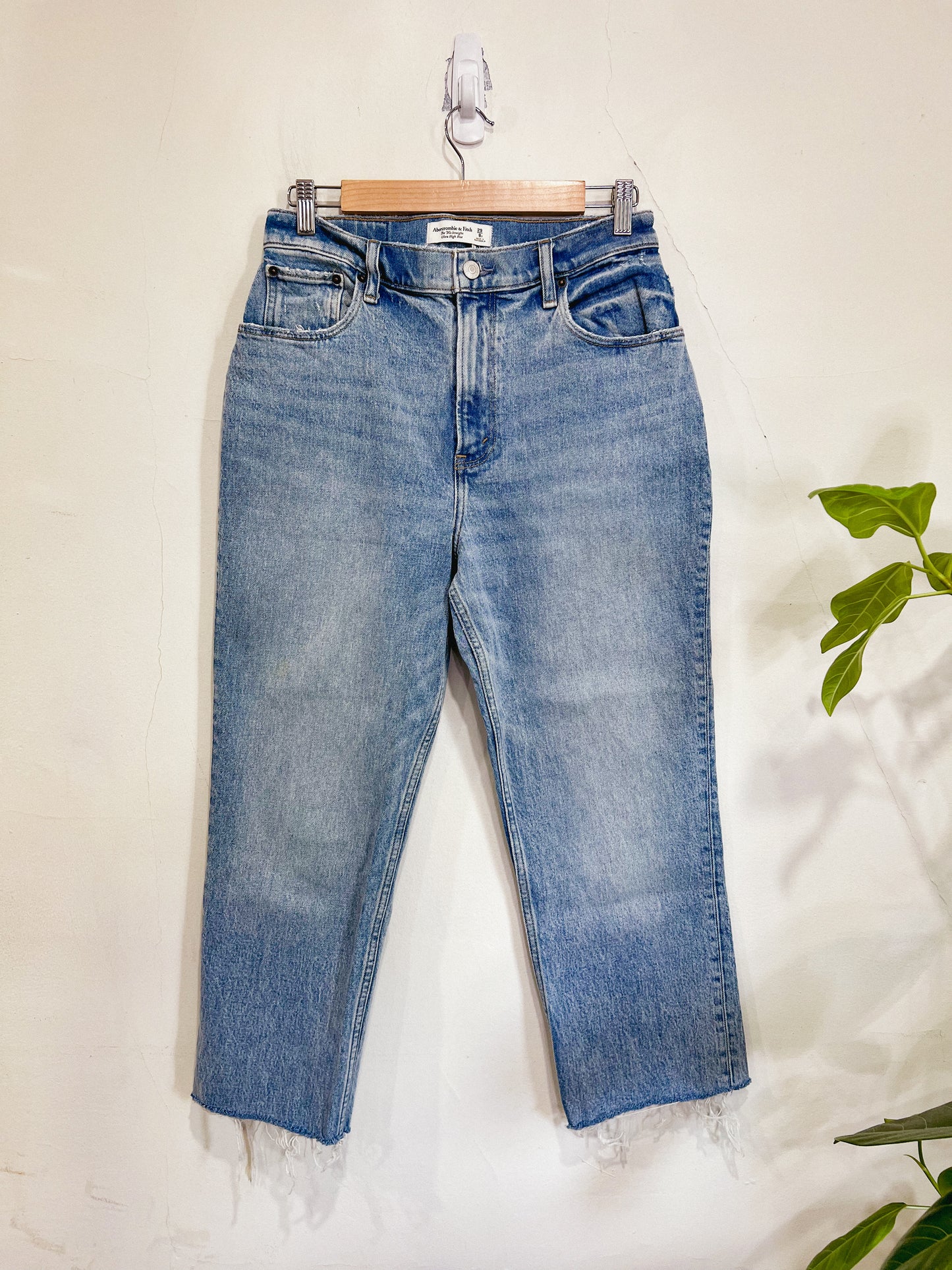 Abercrombie & Fitch "The 90s Straight Ultra High Rise" SOLD AS JS (Size 29)