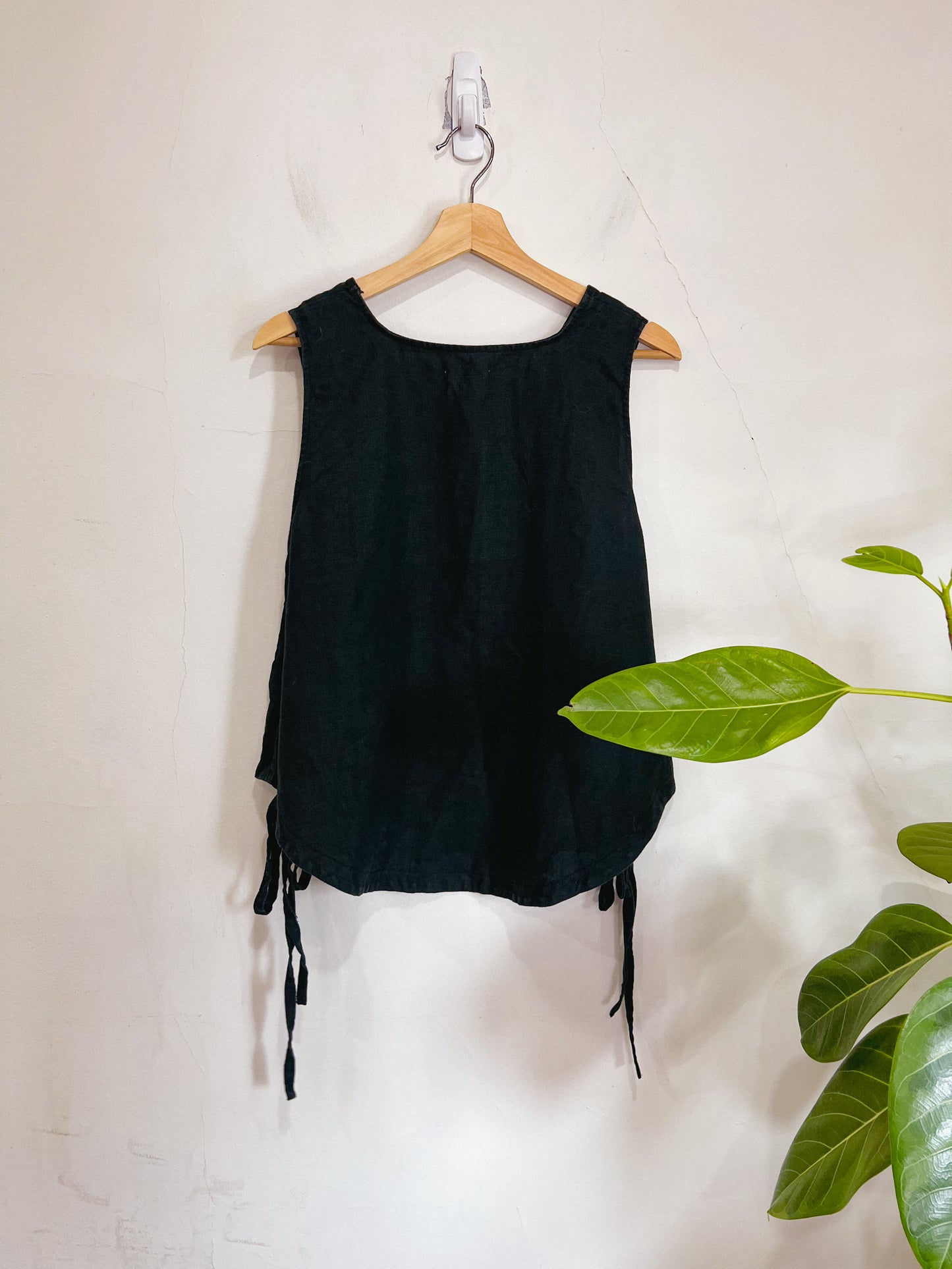 Free Label Slow Fashion Linen Tank with Adjustable Sides in Black (Size XL)