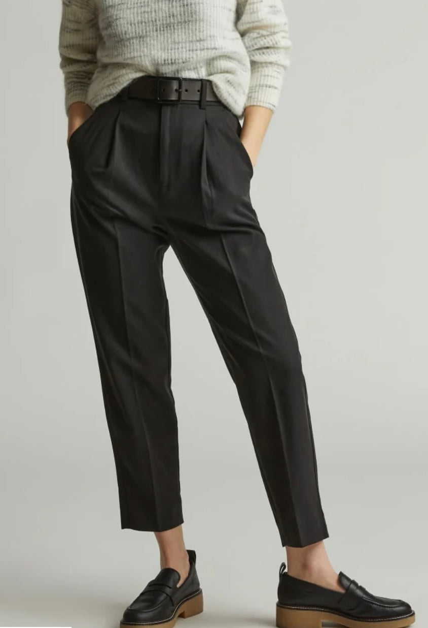 Everlane "The Draper Tapered Pants in Black" (Size 8)