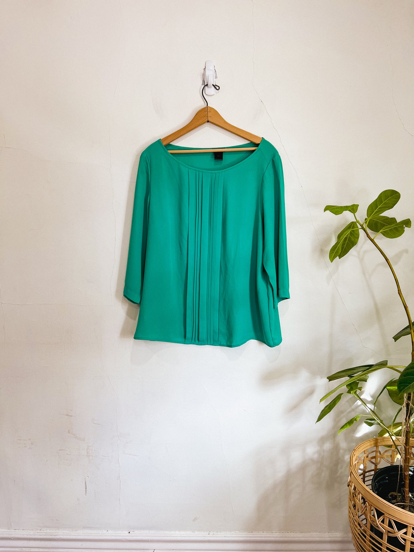 Ann Taylor 3/4 Sleeve Pleated Blouse in Emerald Green (Size L)