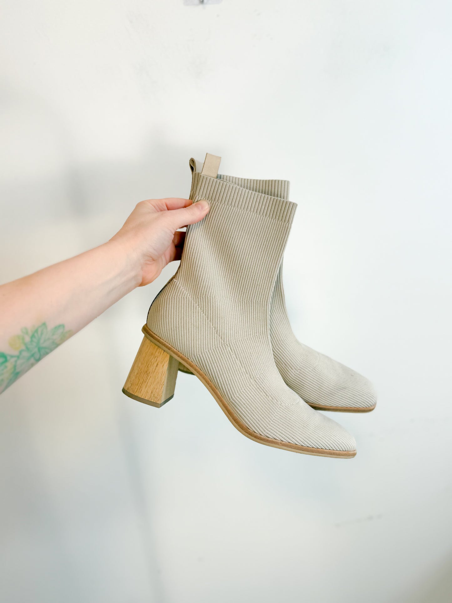 Dolce Vita Alaya Glove Bootie in Sand (Size 9.5)