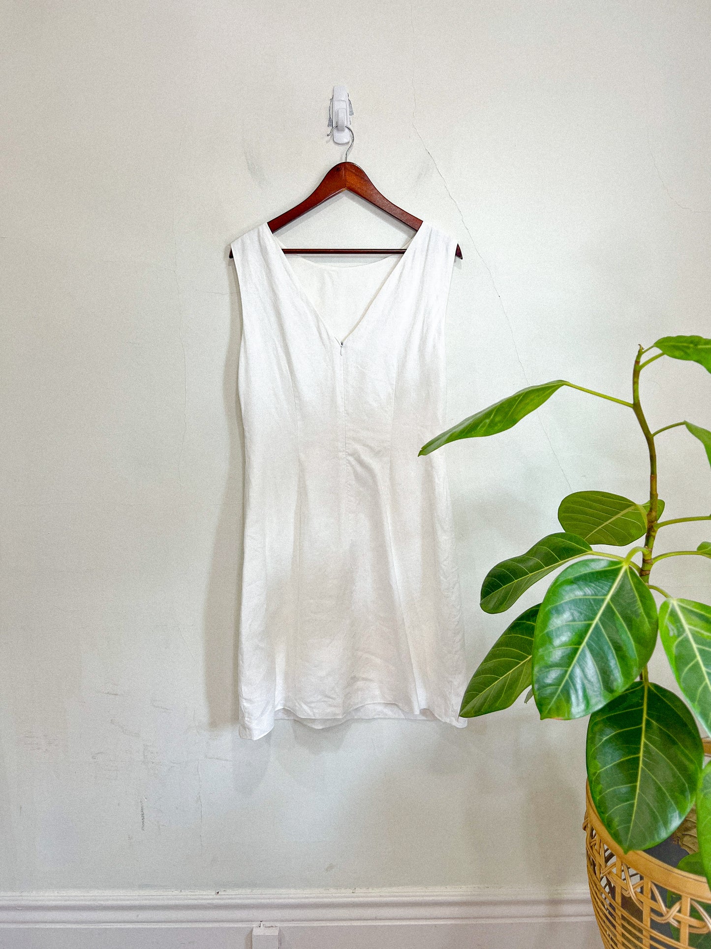 Vintage White Linen Dress with Floral Embroidery (Size M/L)