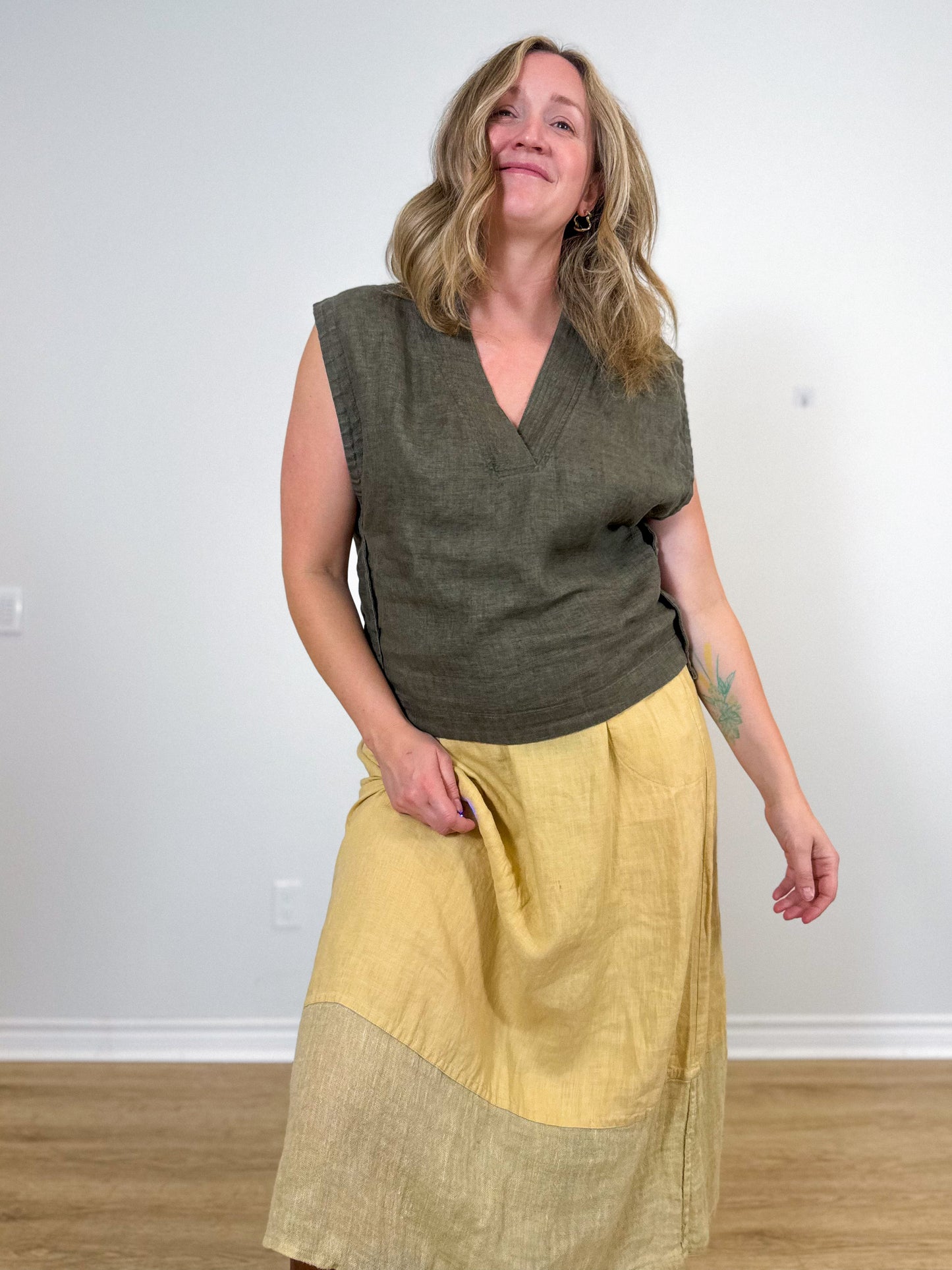 Banana Republic Linen Top in Dark Green (Size M)