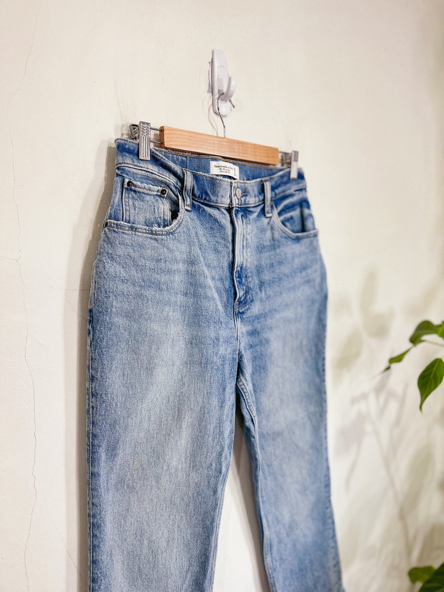 Abercrombie & Fitch "The 90s Straight Ultra High Rise" SOLD AS JS (Size 29)