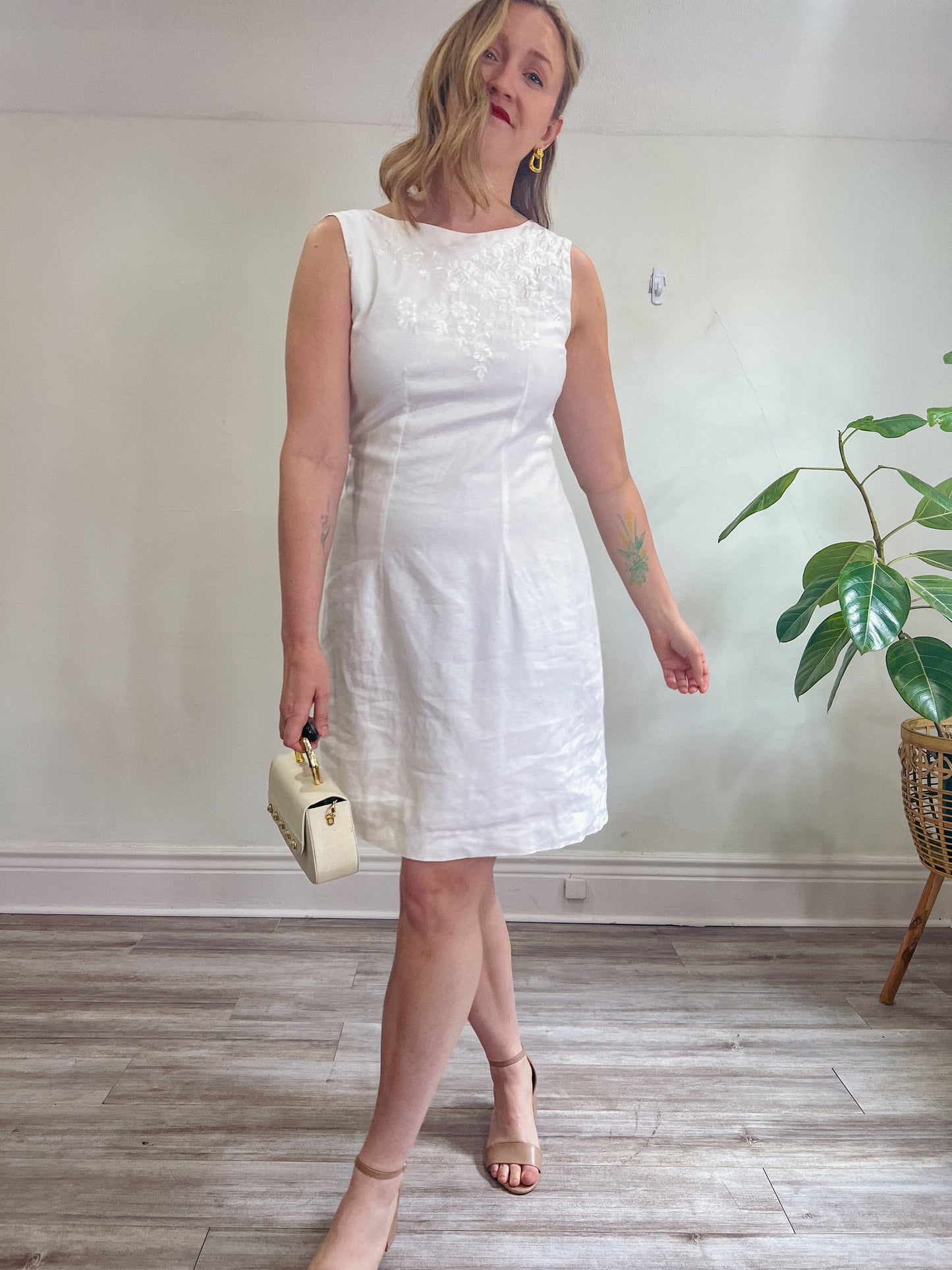 Vintage White Linen Dress with Floral Embroidery (Size M/L)