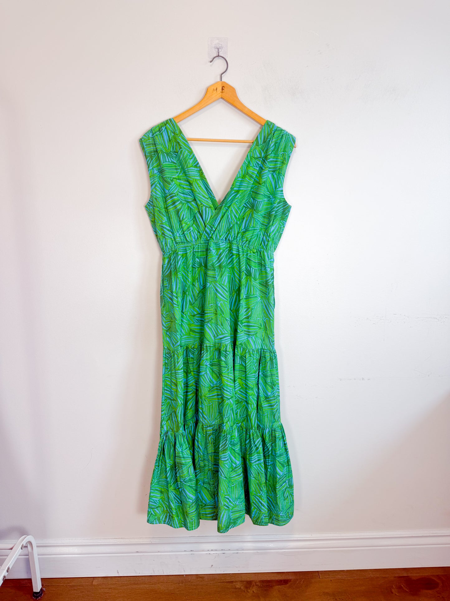 Charlie Paige Print Midi Dress in Green (Size M)
