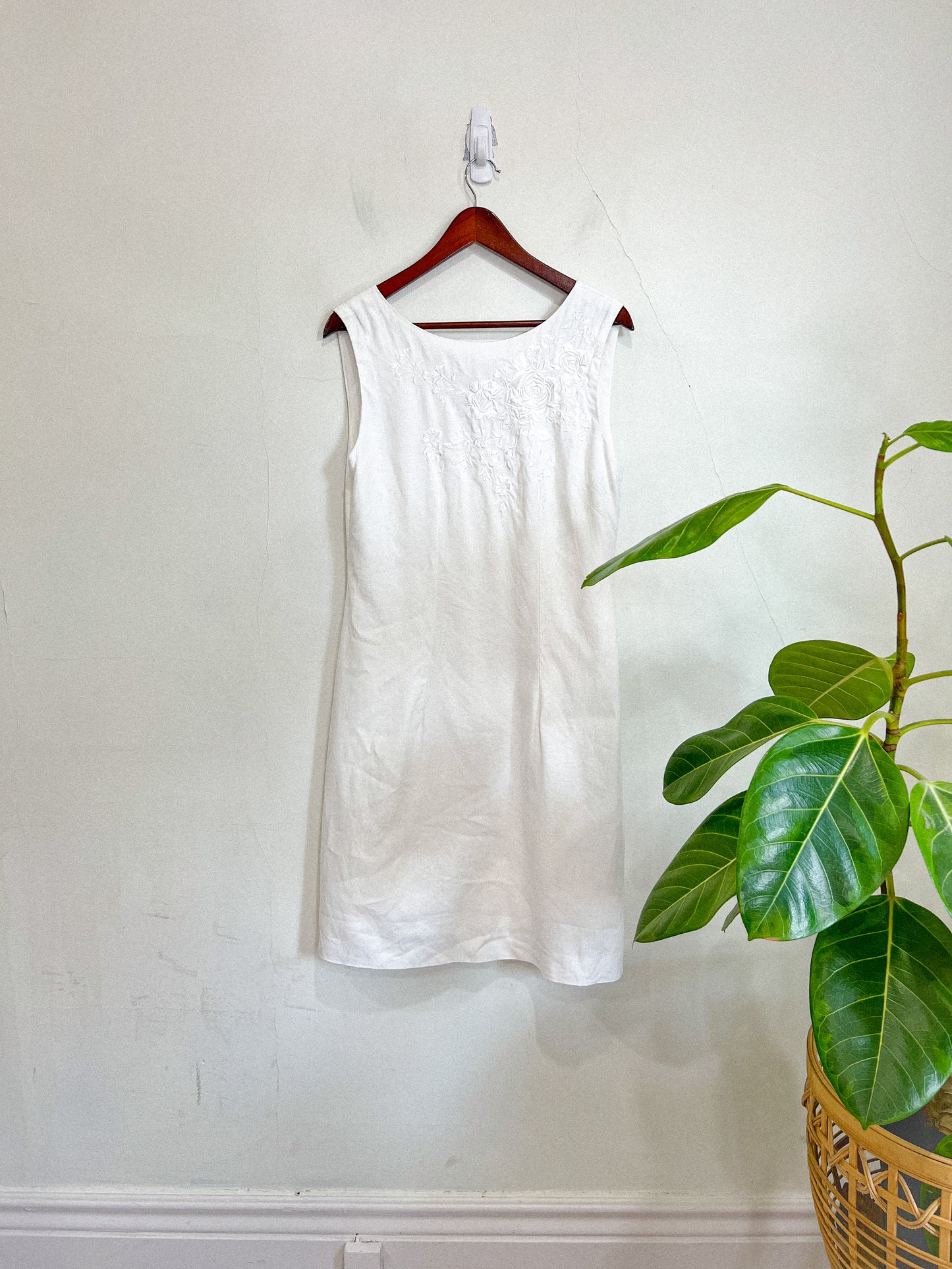 Vintage White Linen Dress with Floral Embroidery (Size M/L)