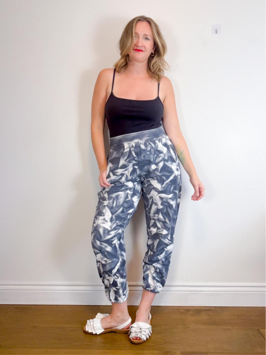 Lululemon "LA Tapered Leg Jogger in Tye Dye" (Size L)