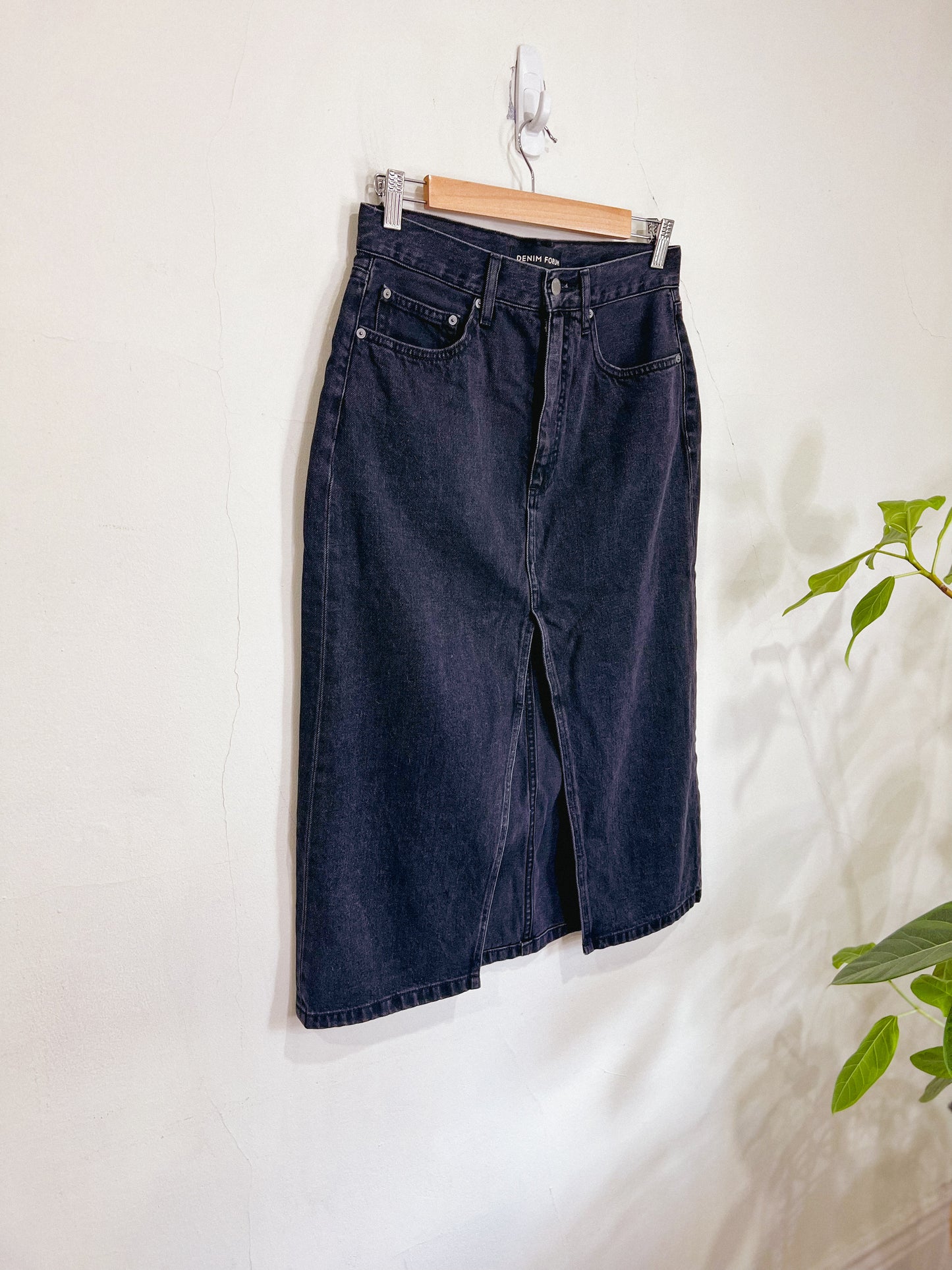 Denim Forum "The 90s Halle Denim Skirt" in Black Wash (Size 27)