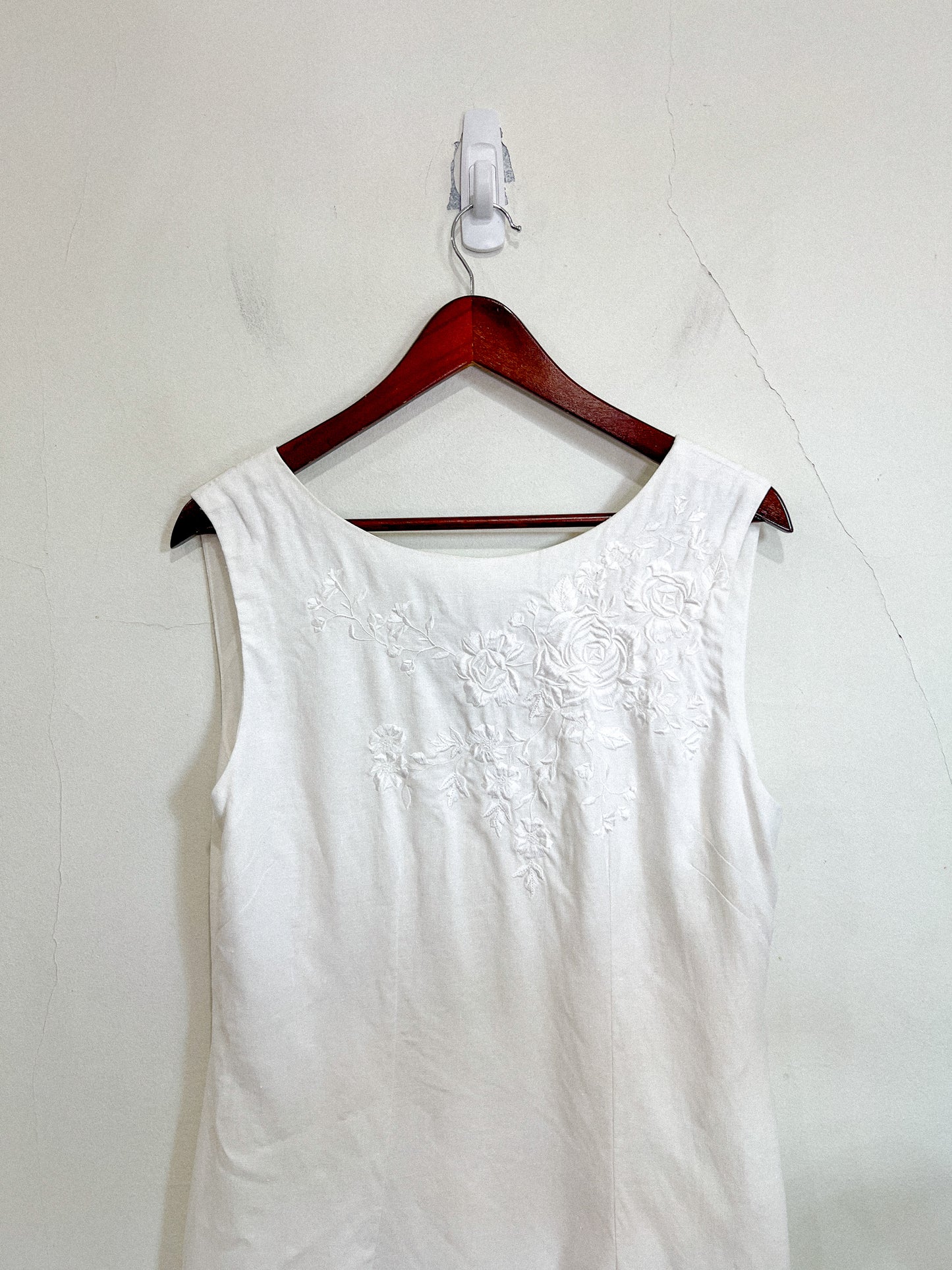 Vintage White Linen Dress with Floral Embroidery (Size M/L)