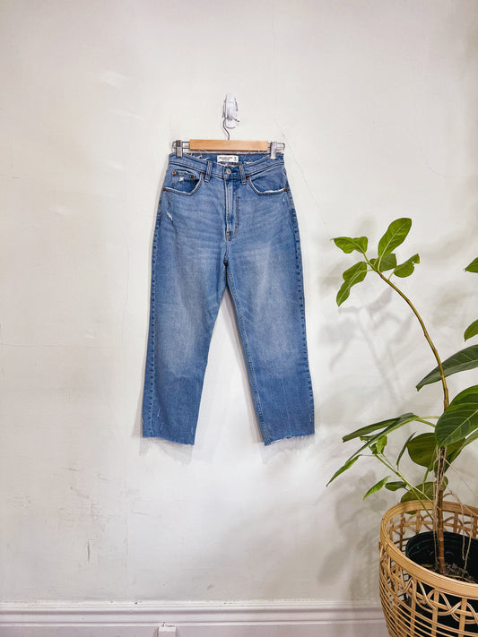 Abercrombie & Fitch "The Ankle Straight Ultra High Rise" in Medium Wash (Size 27)