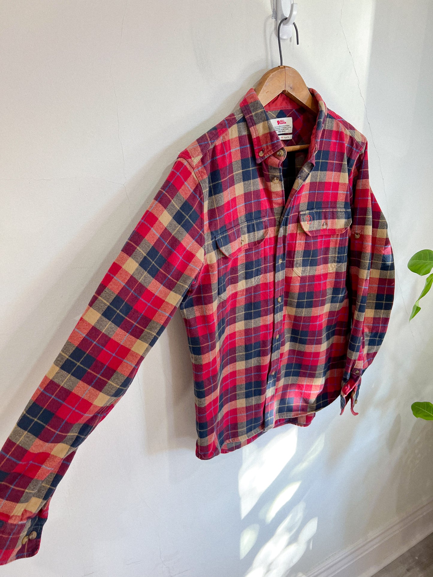 FJALL RAVEN Red Plaid Flannel Shirt (Size Men's M)