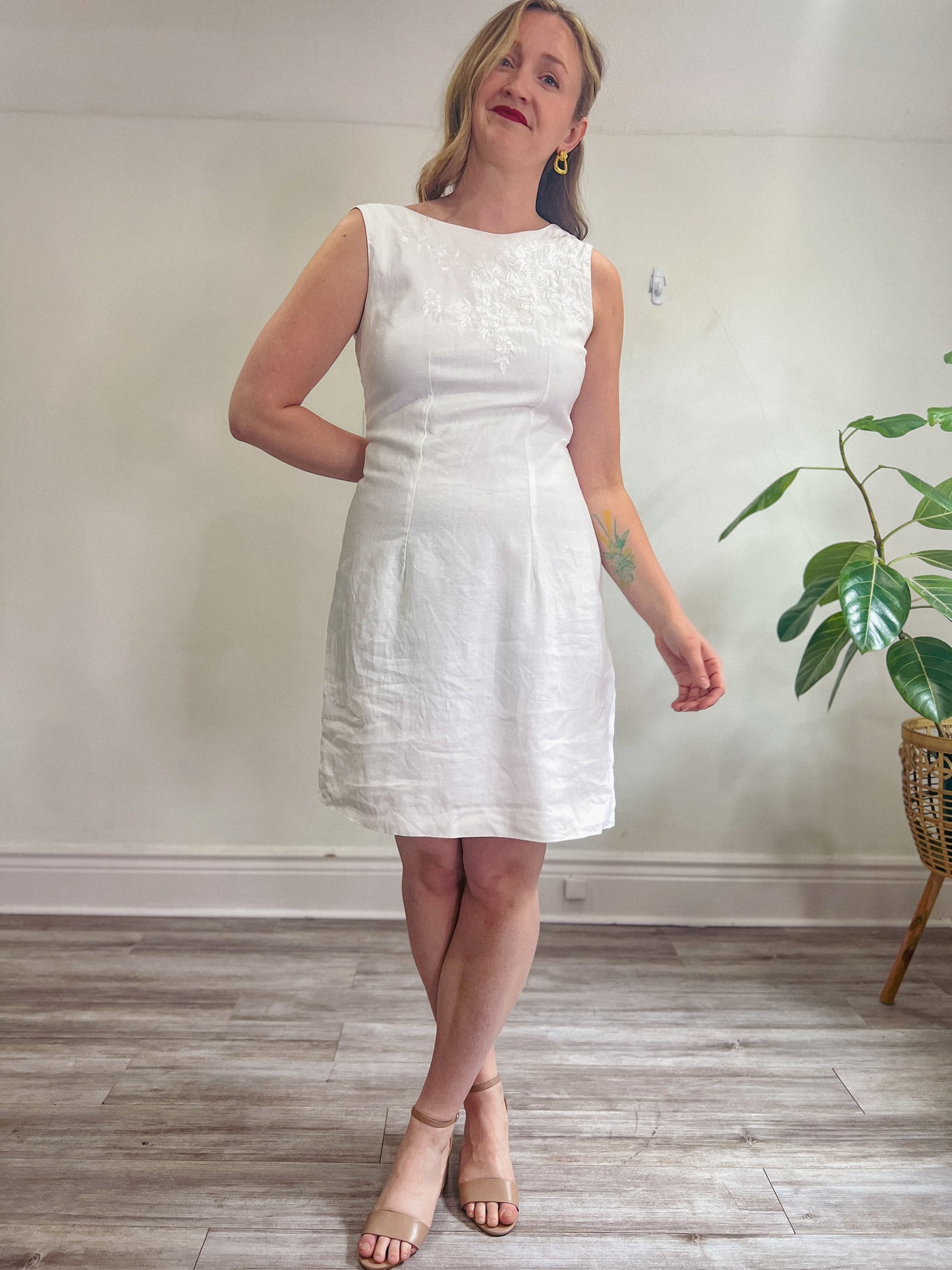 Vintage White Linen Dress with Floral Embroidery (Size M/L)