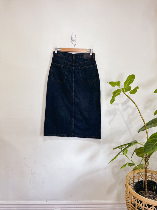 Denim Forum "The 90s Halle Denim Skirt" in Black Wash (Size 27)