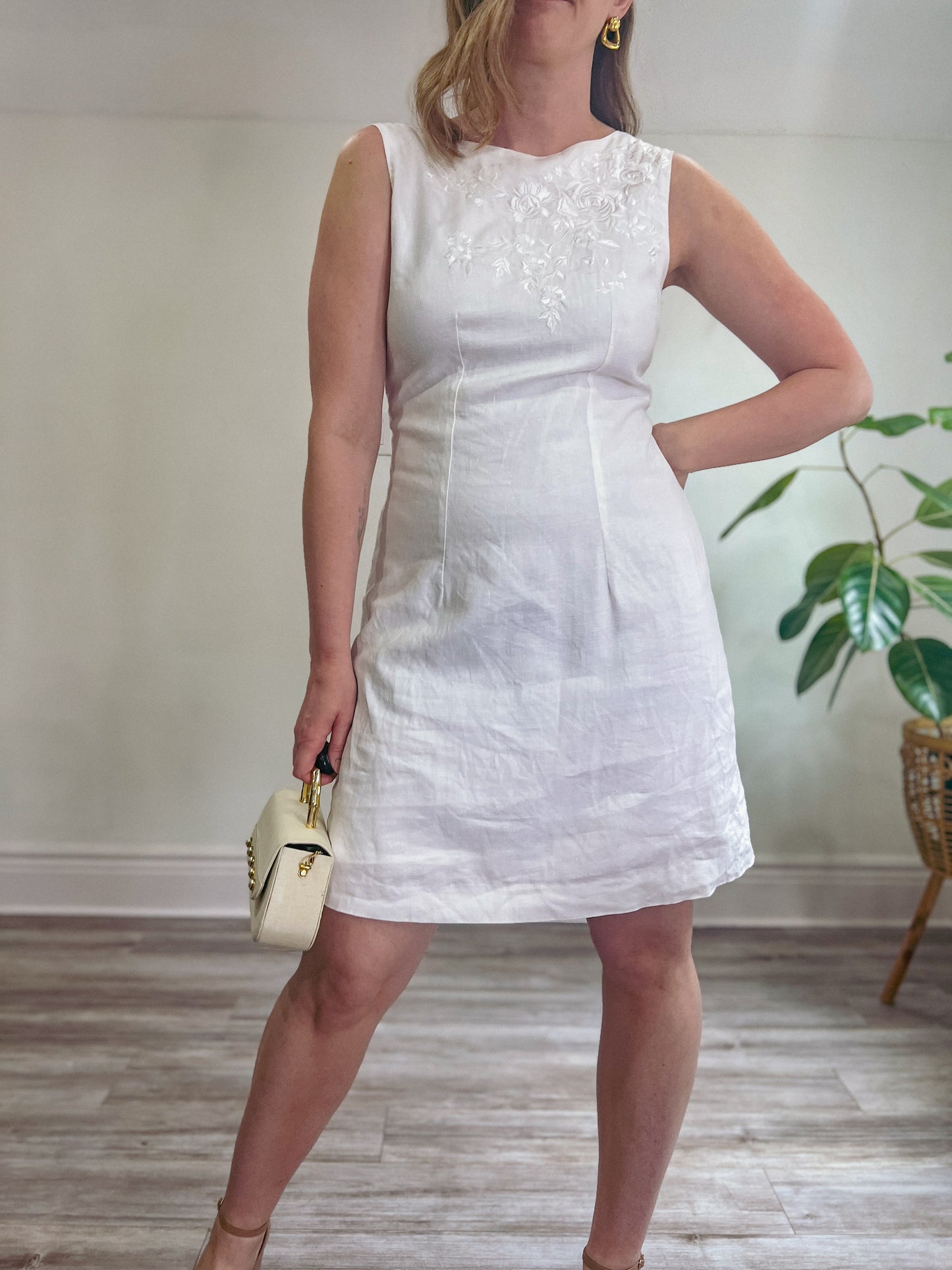 Vintage White Linen Dress with Floral Embroidery (Size M/L)